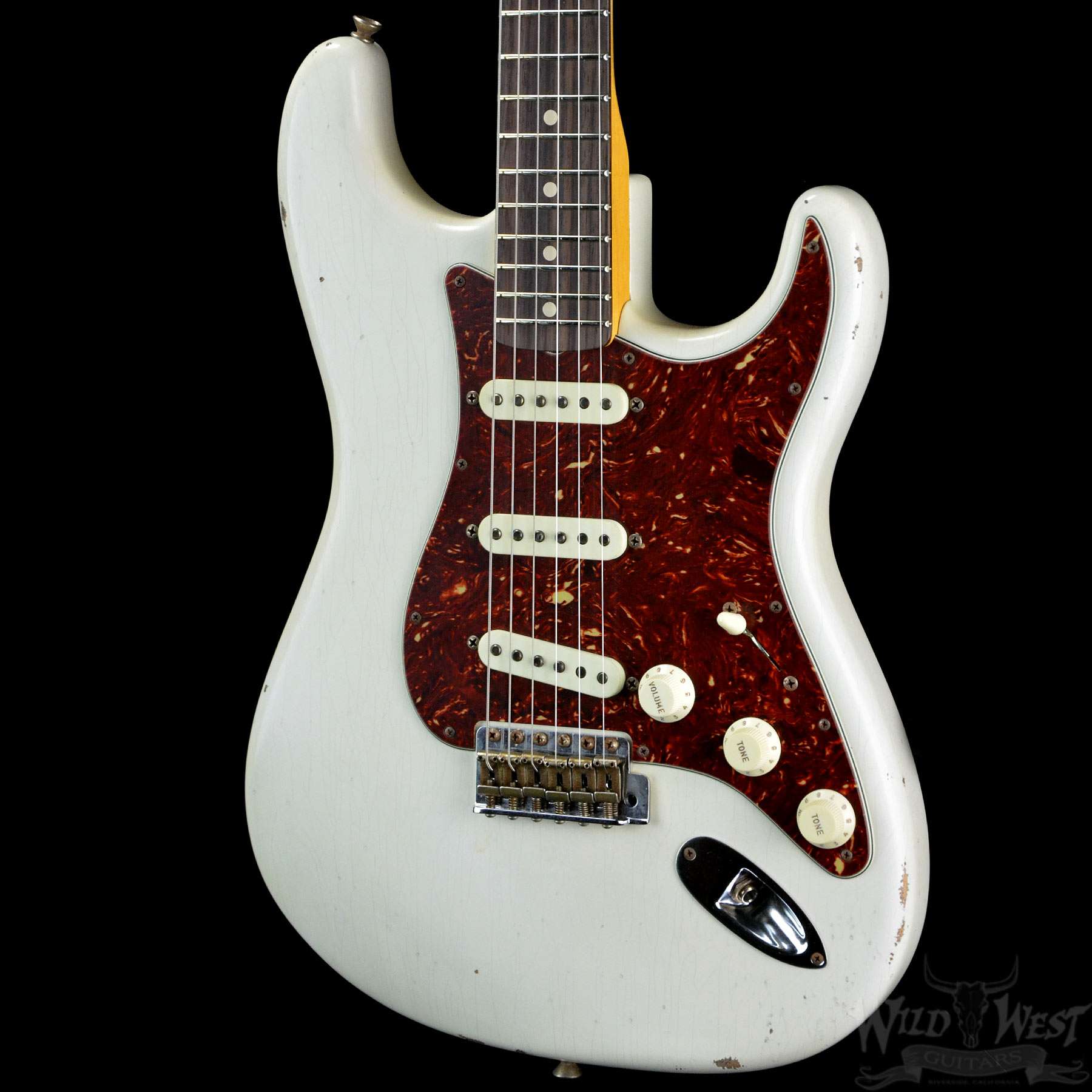 White stratocaster. Фендер стратокастер красный. Fender Stratocaster красная белая. Fender Stratocaster Black and White. Arctic White Stratocaster.