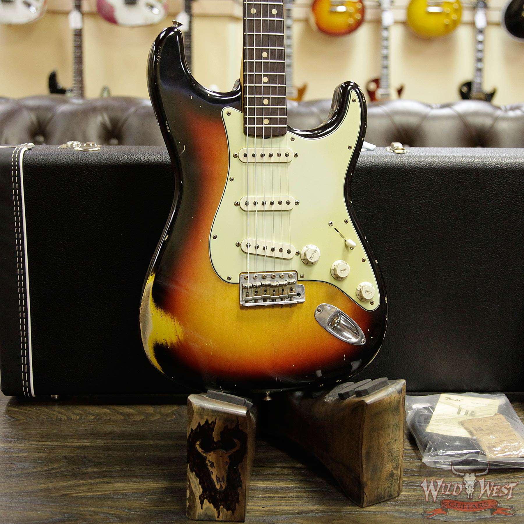 2006-fendercs-mbjc-1960stratrelic-3ts-jc558-d2__wwg.jpg 2006 Fender Custom Shop John Cruz Masterbuilt 1960 Stratocaster Relic 3 Tone Sunburst - Image 12