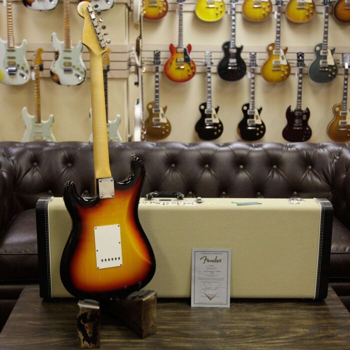 2008 Fender Custom Shop 1963 Stratocaster Relic Rosewood Fingerboard 3 Tone Sunburst - Image 9