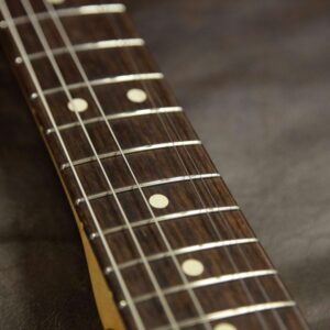 2008 Fender Custom Shop 1963 Stratocaster Relic Rosewood Fingerboard 3 Tone Sunburst - Image 12