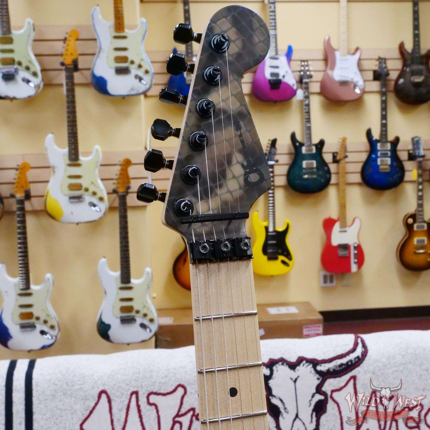 charvelcs-demartini-c14613-d2__wwg.jpg Charvel Custom Shop USA Warren DeMartini Signature Snake SH Floyd Rose Maple Neck Snakeskin Graphic - Image 7