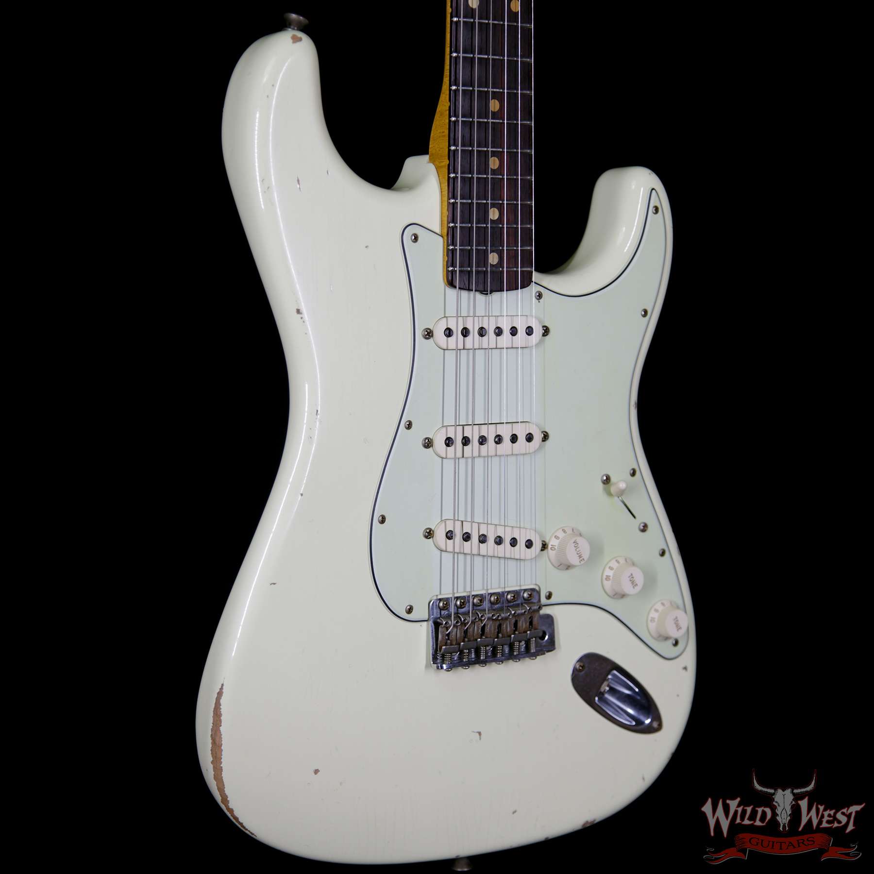 fender-1963strat-relic-vwt-r92041-bl__wwg.jpg Fender Custom Shop 1963 Stratocaster Relic Rosewood Fingerboard Vintage White - Image 4
