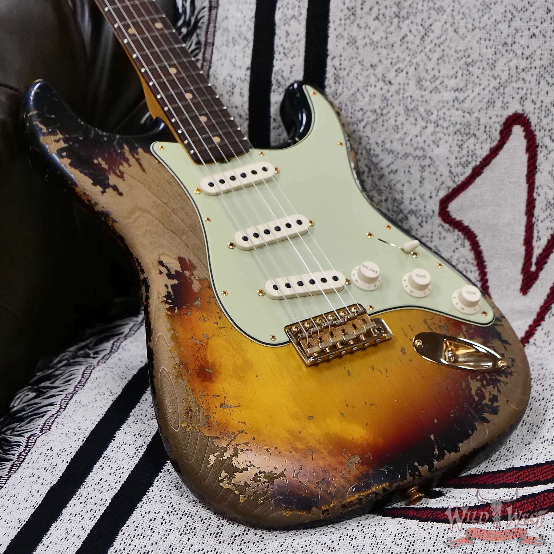 fender-25th-r130277-d5__wwg.jpg Fender Custom Shop Wild West Guitars 25th Anniversary 1960 Stratocaster Madagascar Rosewood Fretboard Heavy Relic 3 Tone Sunburst 7.45 LBS - Image 8