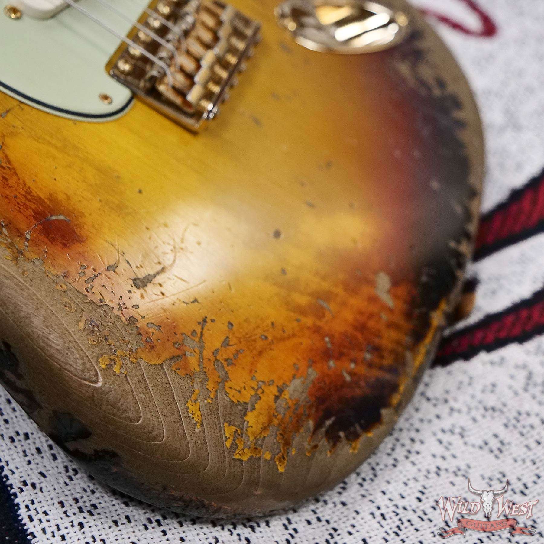 fender-25th-r130277-d6__wwg.jpg Fender Custom Shop Wild West Guitars 25th Anniversary 1960 Stratocaster Madagascar Rosewood Fretboard Heavy Relic 3 Tone Sunburst 7.45 LBS - Image 11