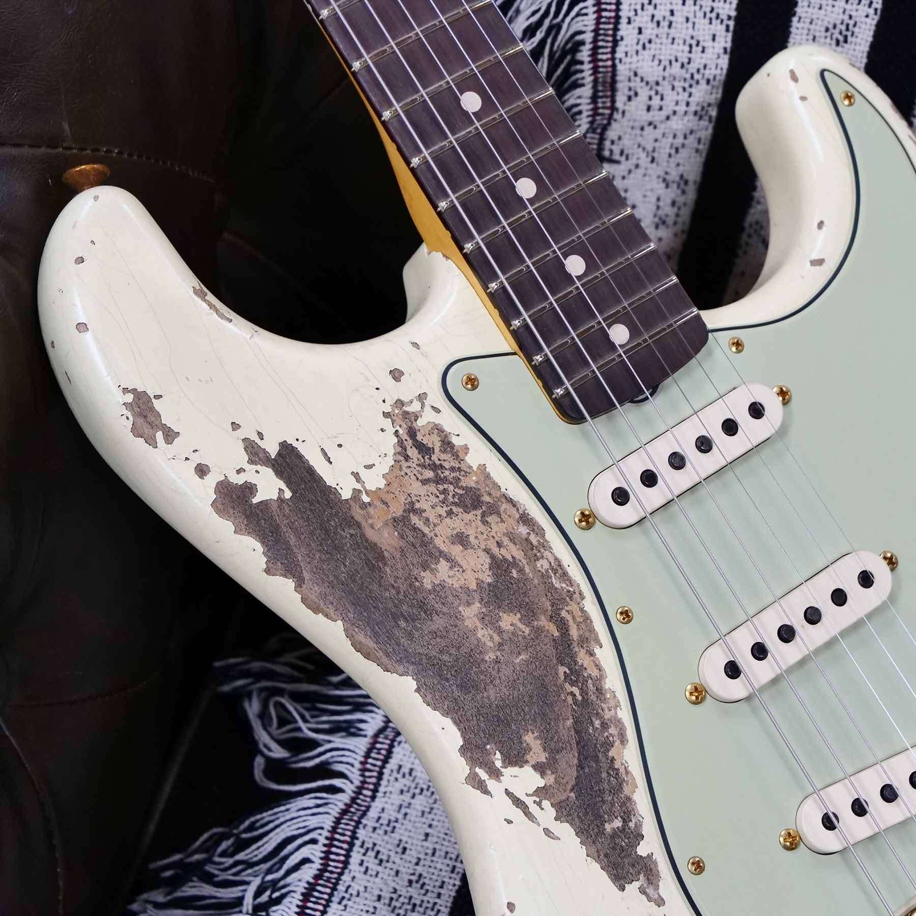 fender-r134514-d9__wwg.jpg Fender Custom Shop Wild West Guitars 25th Anniversary 1960 Stratocaster Madagascar Rosewood Fretboard Heavy Relic Vintage White 7.10 LBS - Image 9