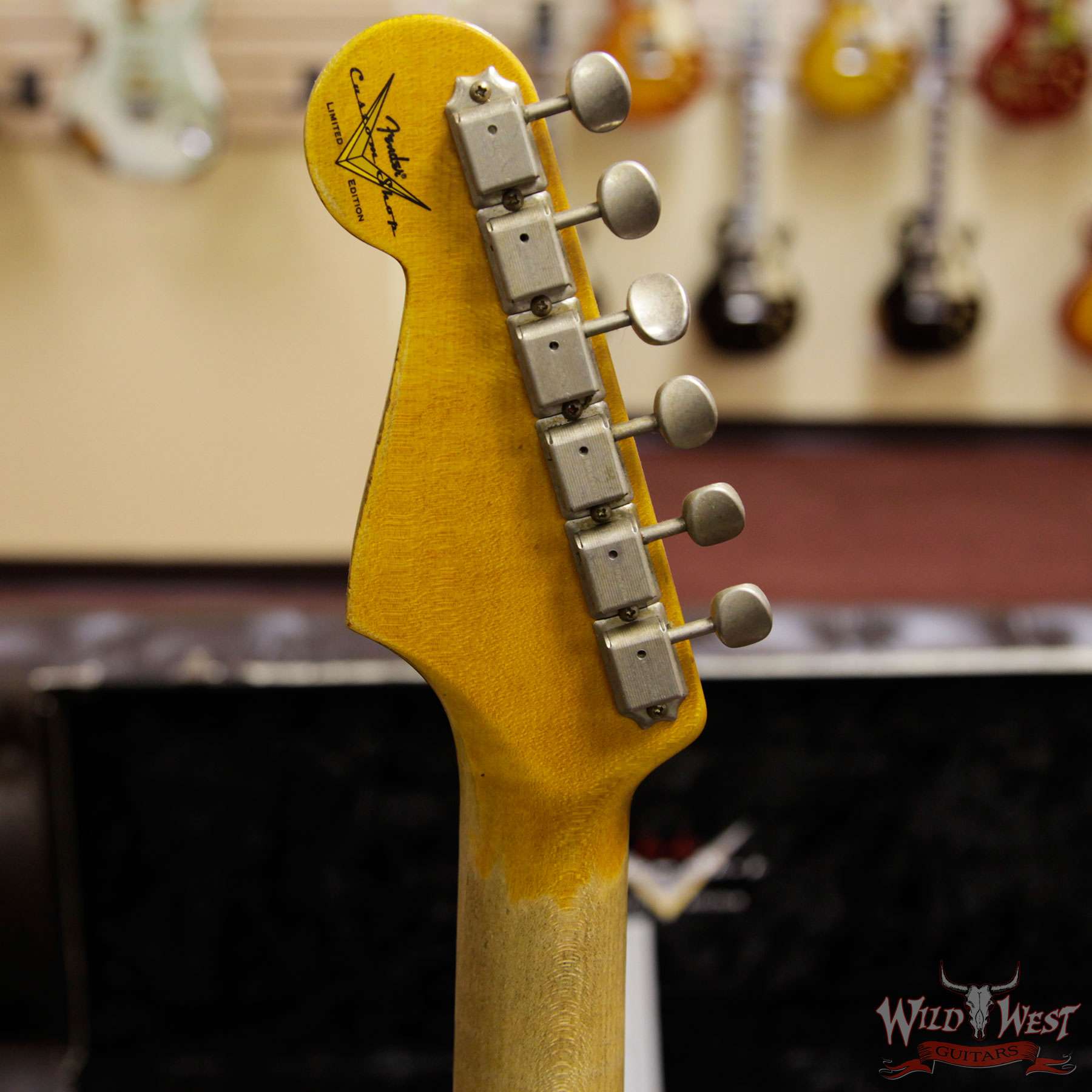 fender-wl-yel-r79556-hb__wwg.jpg Fender Custom Shop White Lightning Stratocaster Heavy Relic Floyd Rose HSS 21 Maple Neck 3 Tone Sunburst - Image 10