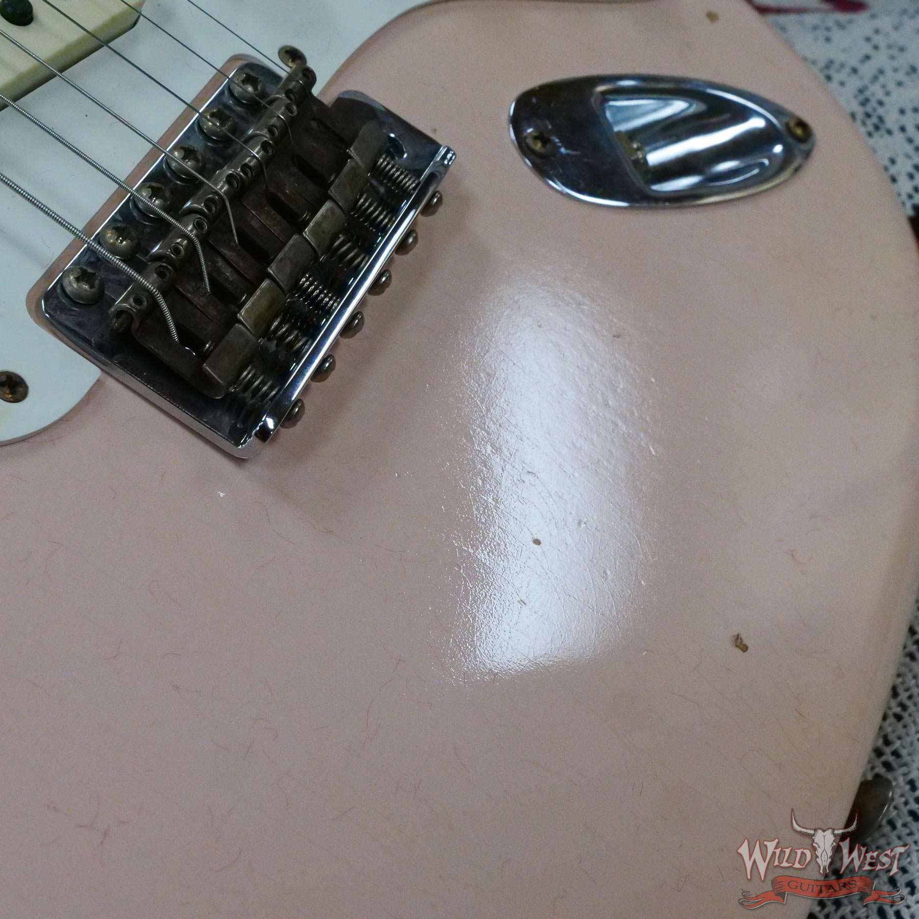 fendercs-1956strat-cz567055-d4__wwg.jpg Fender Custom Shop 1956 Stratocaster Hand-Wound Master Design Bone Tone Pickups Journeyman Relic Super Faded Aged Shell Pink - Image 9