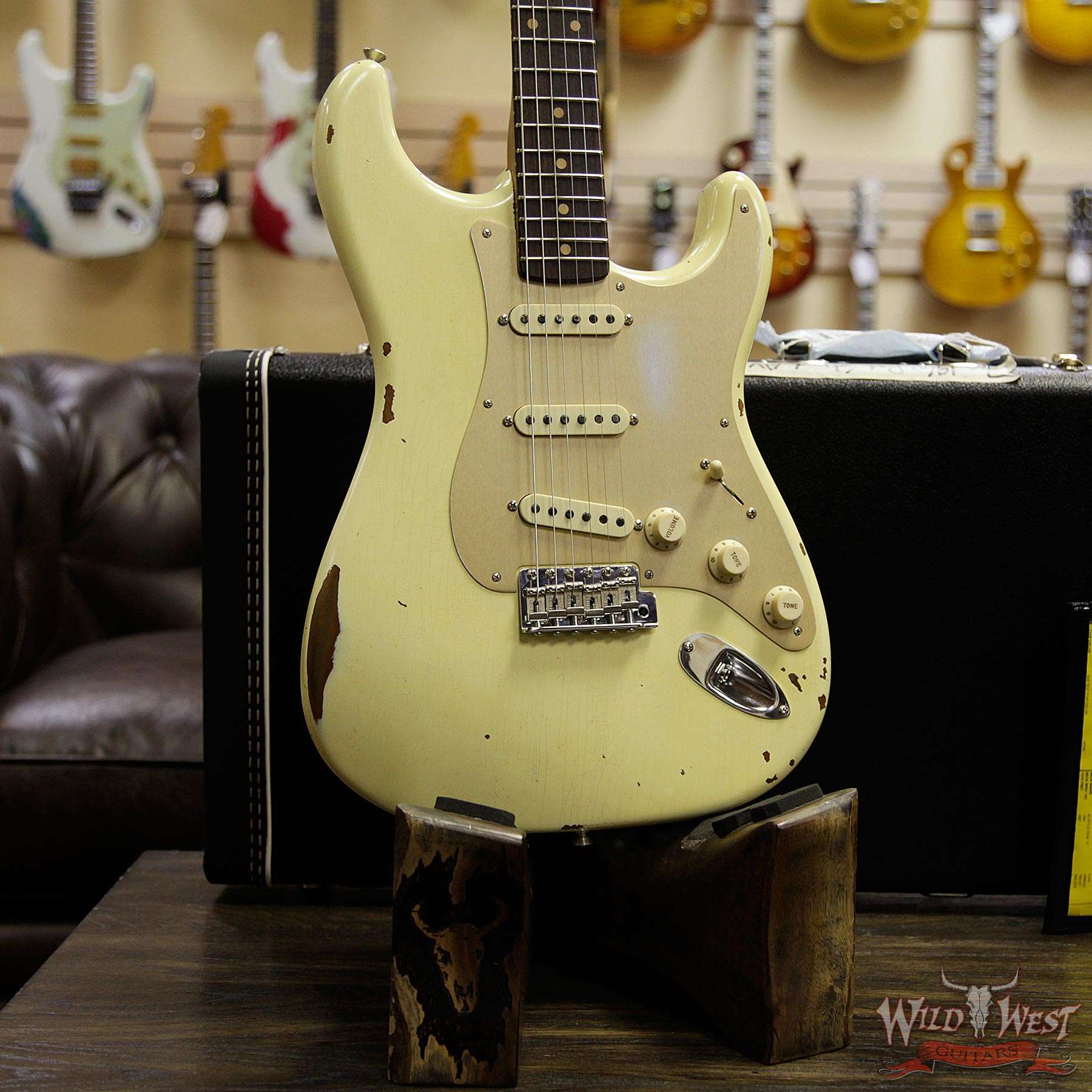 fendercs-1960rststrat-avw-cz539349-d2__wwg.jpg Fender Custom Shop Roasted 1960 Stratocaster Relic Birdseye Maple Neck AAA Rosewood Aged Vintage White - Image 13