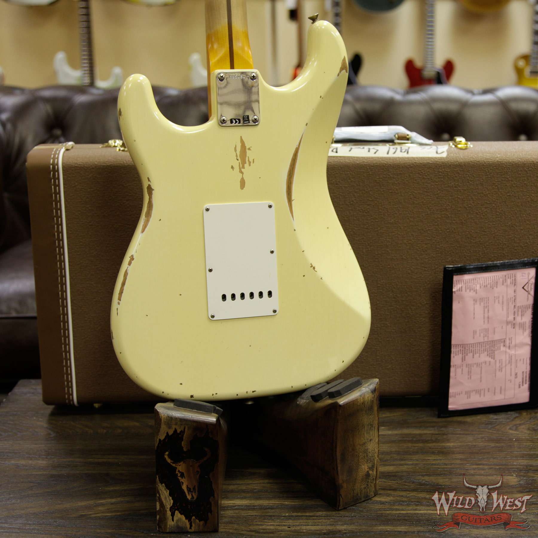 fendercs-1961strathshrelic-avw-r95080-d4__wwg.jpg Fender Custom Shop 1961 Stratocaster Relic HSH Maple Neck Aged Vintage White - Image 15