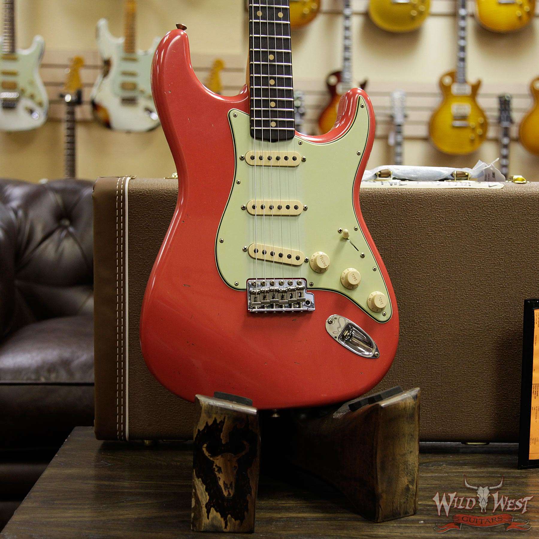 fendercs-1961stratjm-frd-r98350-d2__wwg.jpg Fender Custom Shop 1961 Stratocaster Journeyman Relic with Dirty Neck Fiesta Red - Image 12