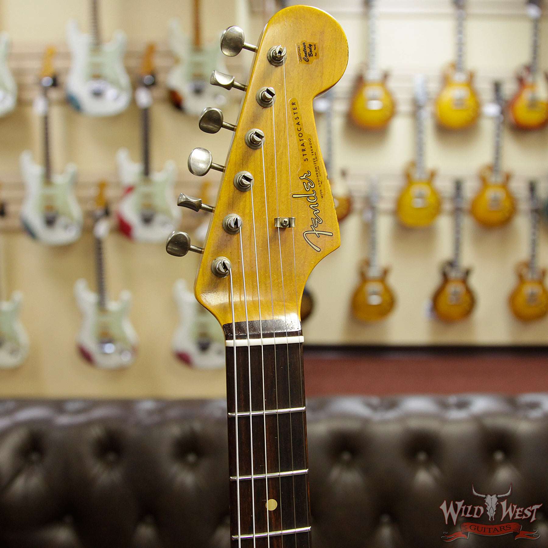 fendercs-1961stratjm-owt-r95695-hf__wwg.jpg Fender Custom Shop 1961 Stratocaster Journeyman Relic Dirty Neck 3A Rosewood Slab Board Olympic White - Image 7
