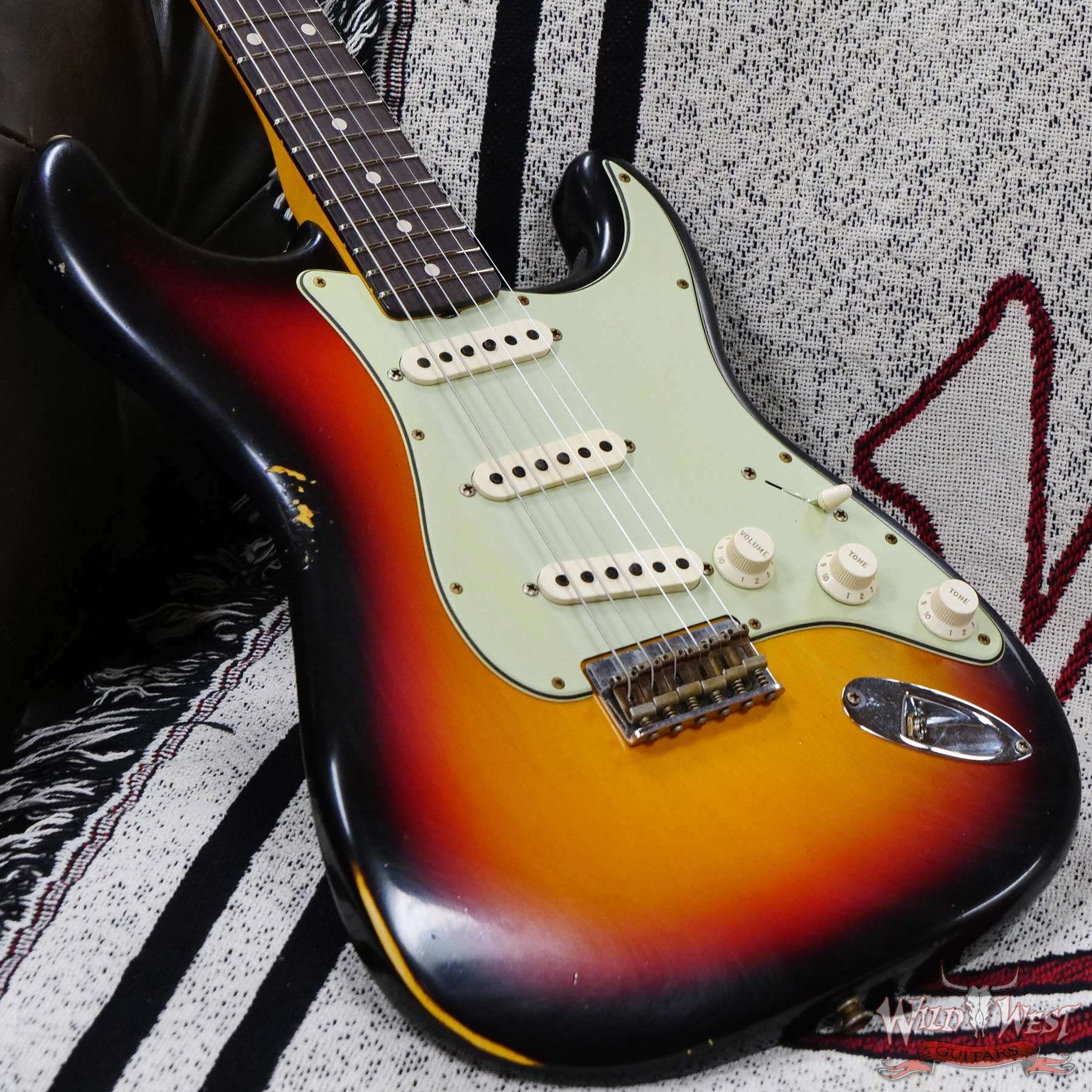 fendercs-1962stratht-3ts-r121580-d3__wwg.jpg Fender Custom Shop 1962 Stratocaster Hardtail Hand-Wound Pickups AAA Dark Rosewood Slab Board Relic 3 Tone Sunburst 6.95 LBS - Image 8