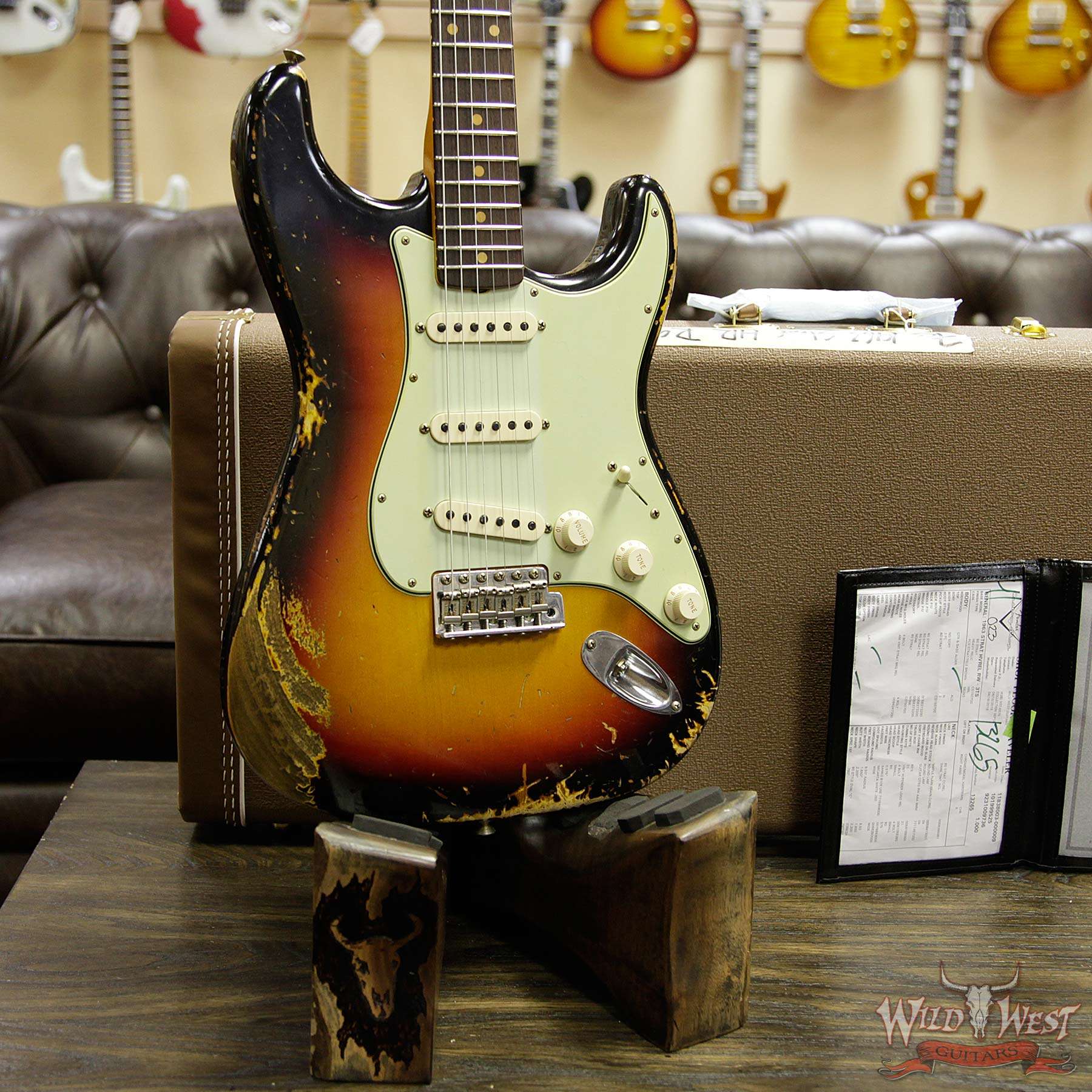 fendercs-1963-strathr-3ts-r98171-d2__wwg.jpg Fender Custom Shop 1963 Stratocaster Heavy Relic AAA Rosewood Fingerboard 3 Tone Sunburst - Image 12