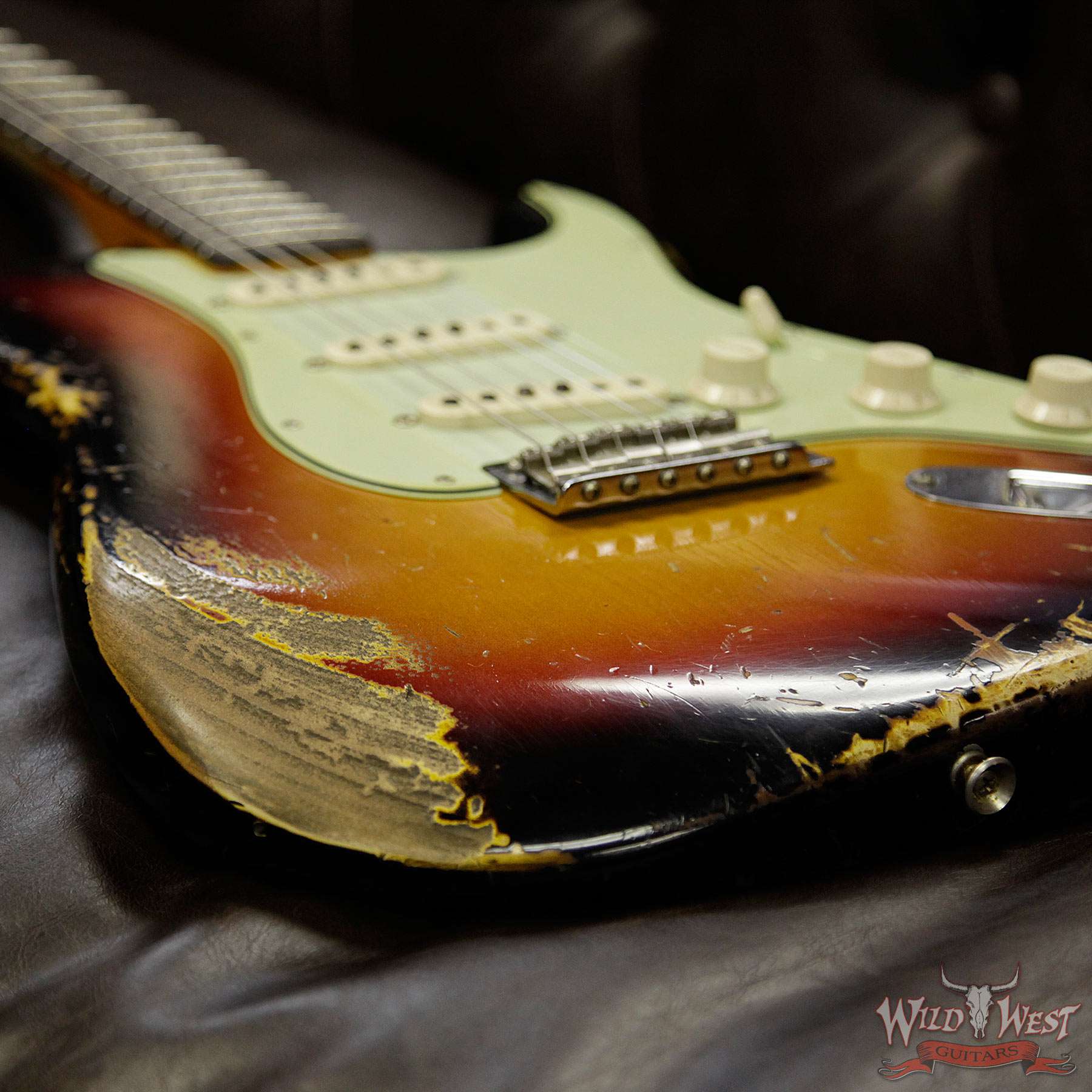 fendercs-1963-strathr-3ts-r98171-d5__wwg.jpg Fender Custom Shop 1963 Stratocaster Heavy Relic AAA Rosewood Fingerboard 3 Tone Sunburst - Image 13