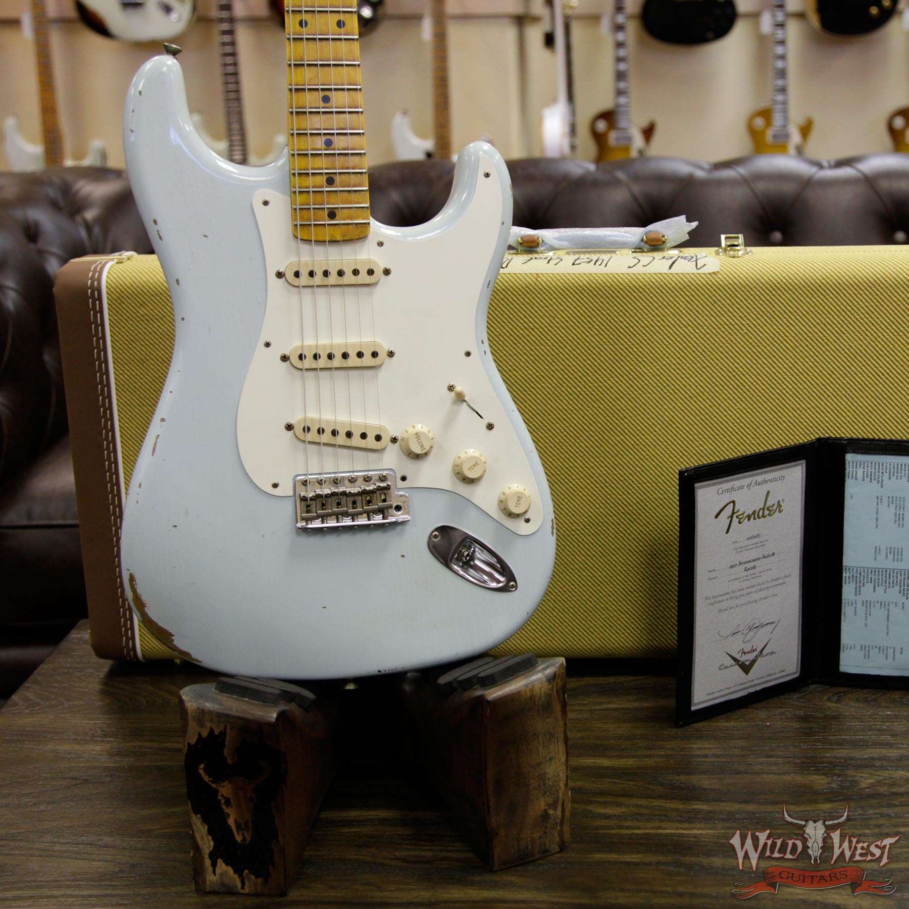 fendercs-1963stratrelic-sbl-r91283-d2__wwg.jpg Fender Custom Shop 1957 Stratocaster Relic Maple Fretboard Sonic Blue - Image 14