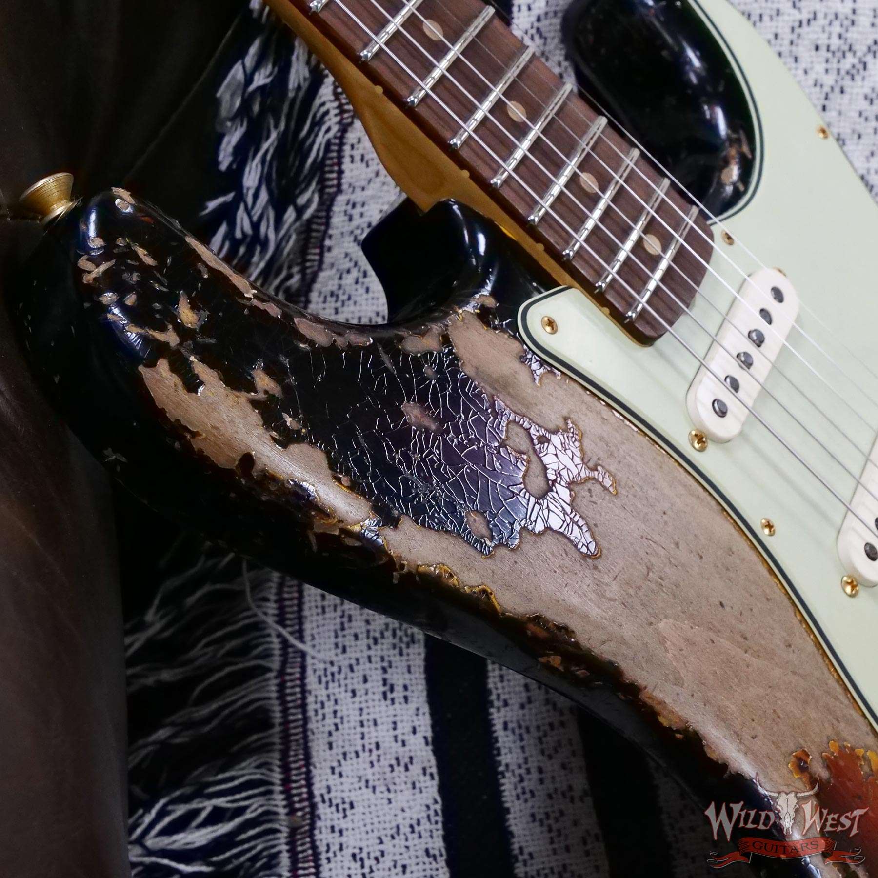 fendercs-25th1960st-ht-r134513-d4__wwg.jpg Fender Custom Shop Wild West Guitars 25th Anniversary 1960 Stratocaster Hardtail Madagascar Rosewood Fingerboard Heavy Relic 3 Tone Sunburst 6.90 LBS - Image 9