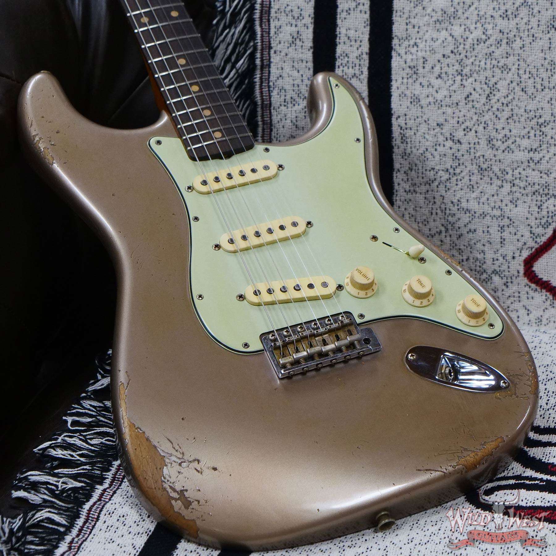 fendercs-ah0102-d3__wwg.jpg Fender Custom Shop Andy Hicks Masterbuilt 1961 Stratocaster Roasted Flame Maple Neck Brazilian Rosewood Board Relic Shoreline Gold - Image 8