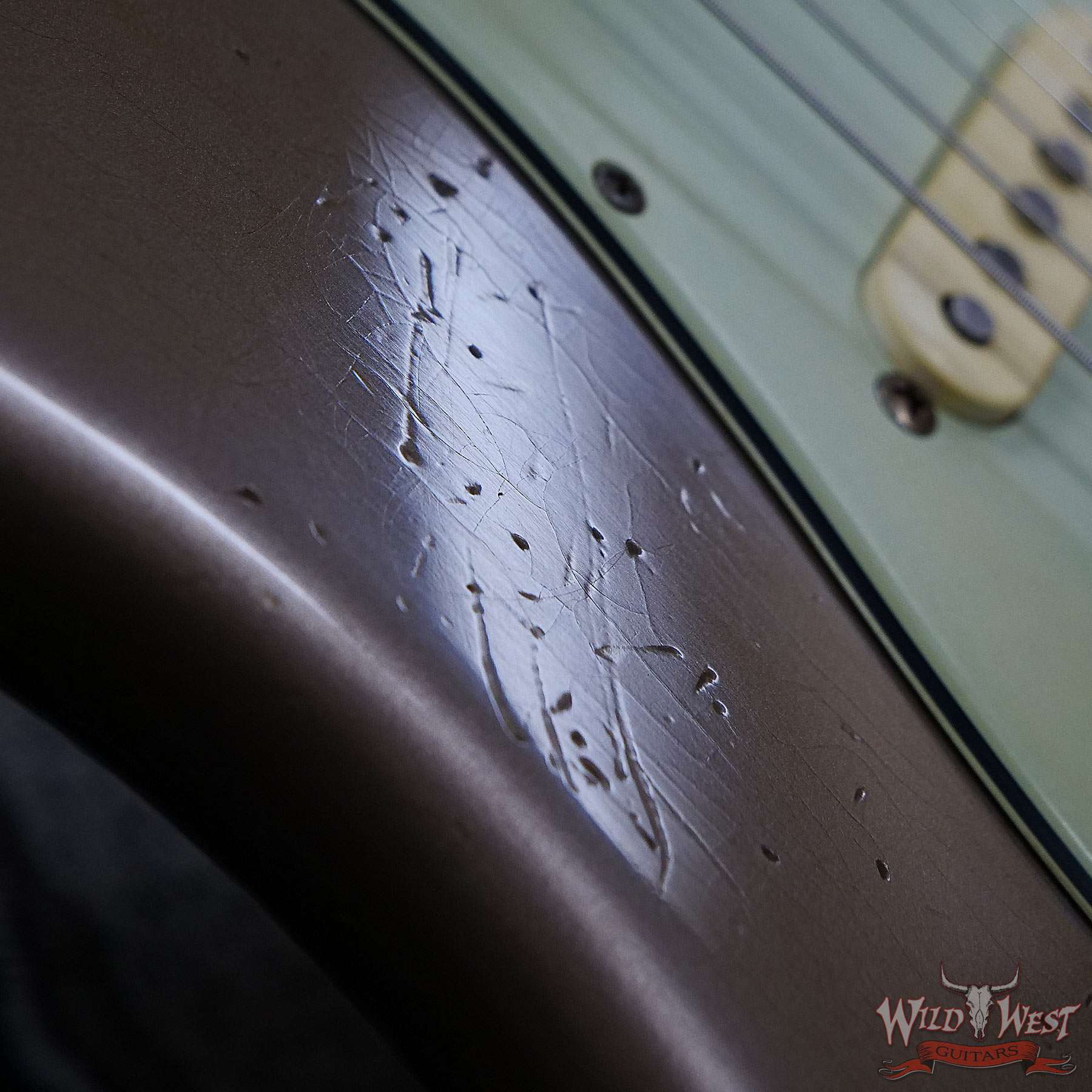 fendercs-ah0102-d4__wwg.jpg Fender Custom Shop Andy Hicks Masterbuilt 1961 Stratocaster Roasted Flame Maple Neck Brazilian Rosewood Board Relic Shoreline Gold - Image 9