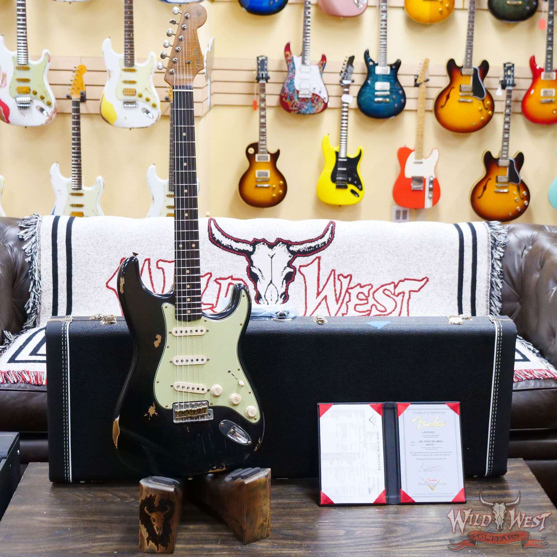 fendercs-ah0218-d1__wwg.jpg Fender Custom Shop Andy Hicks Masterbuilt 1961 Stratocaster Roasted Flame Maple Neck Brazilian Rosewood Board Relic Black - Image 6