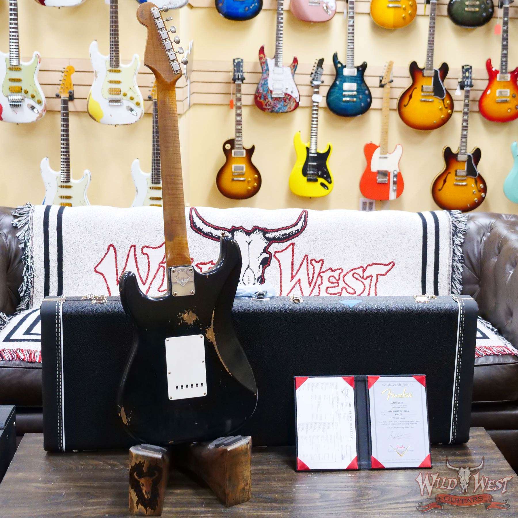 fendercs-ah0218-d5__wwg.jpg Fender Custom Shop Andy Hicks Masterbuilt 1961 Stratocaster Roasted Flame Maple Neck Brazilian Rosewood Board Relic Black - Image 10
