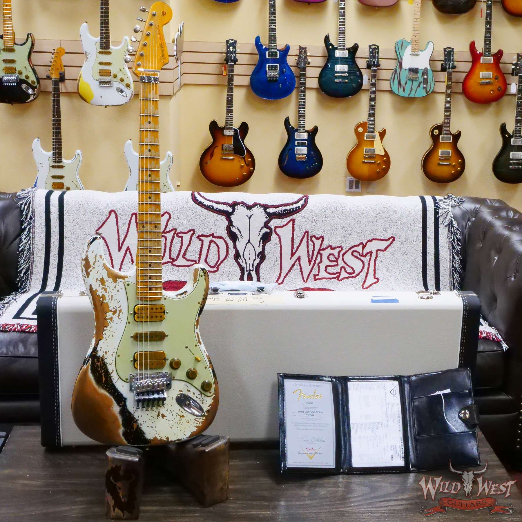 fendercs-blfr-hsh-r127544-d1__wwg.jpg Fender Custom Shop Wild West White Lightning Stratocaster HSH Floyd Rose Maple Board Heavy Relic Olympic White over Black - Image 6