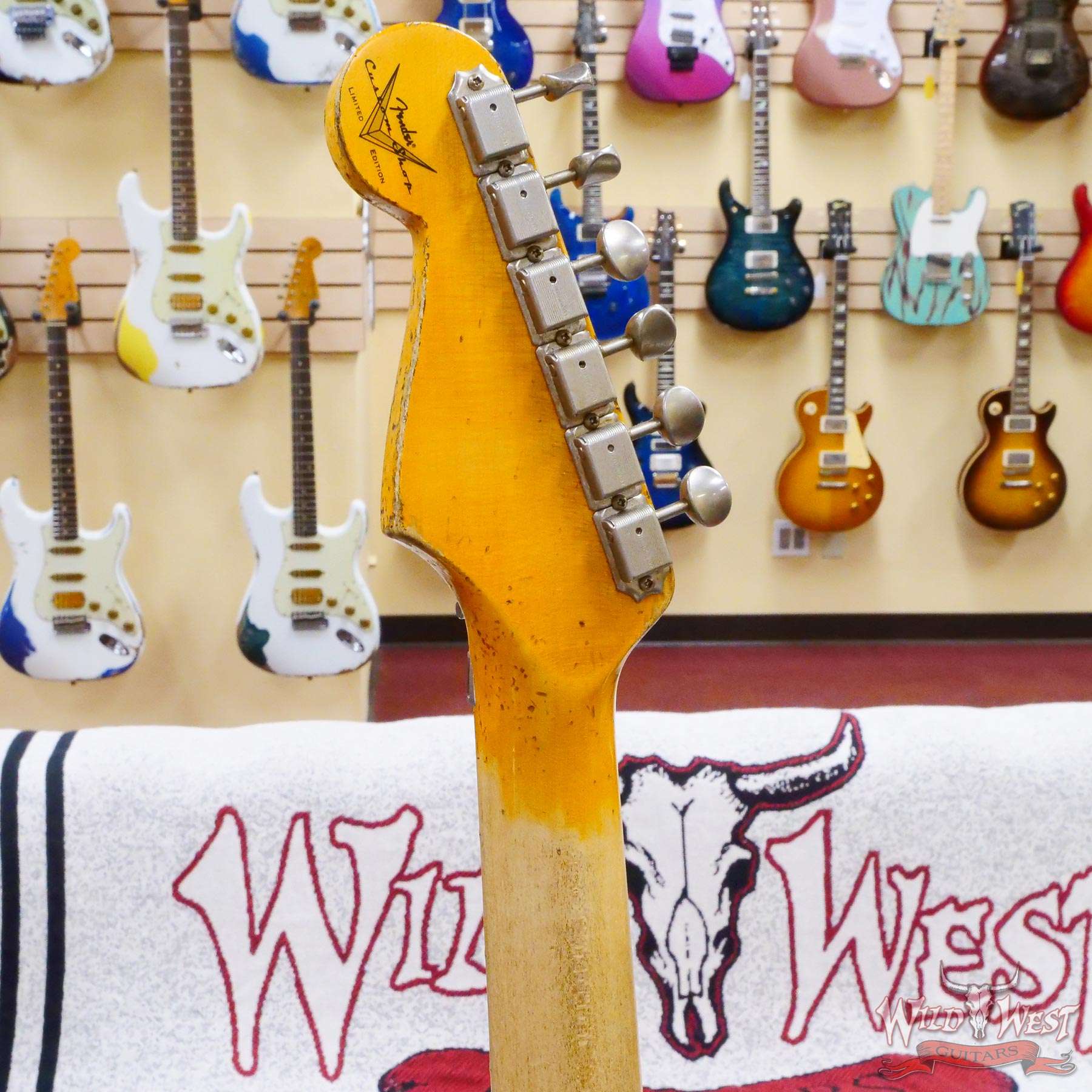 fendercs-blfr-hsh-r127544-d6__wwg.jpg Fender Custom Shop Wild West White Lightning Stratocaster HSH Floyd Rose Maple Board Heavy Relic Olympic White over Black - Image 11