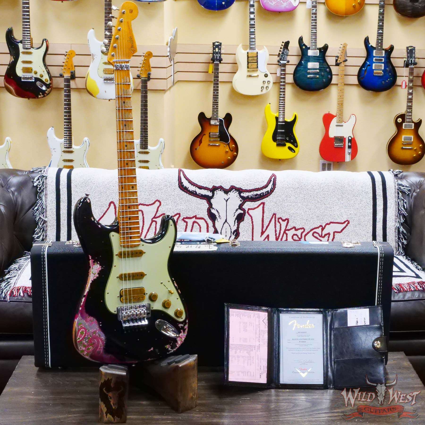 fendercs-blfr-ppsly-r130920-d1__wwg.jpg Fender Custom Shop Wild West Black Lightning Stratocaster HSS Floyd Rose Maple Board 22 Frets Heavy Relic Pink Paisley - Image 6