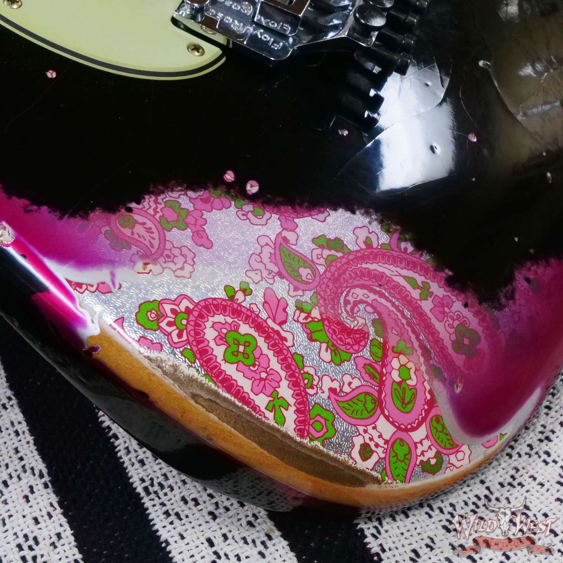 fendercs-blfr-ppsly-r130920-d4__wwg.jpg Fender Custom Shop Wild West Black Lightning Stratocaster HSS Floyd Rose Maple Board 22 Frets Heavy Relic Pink Paisley - Image 9