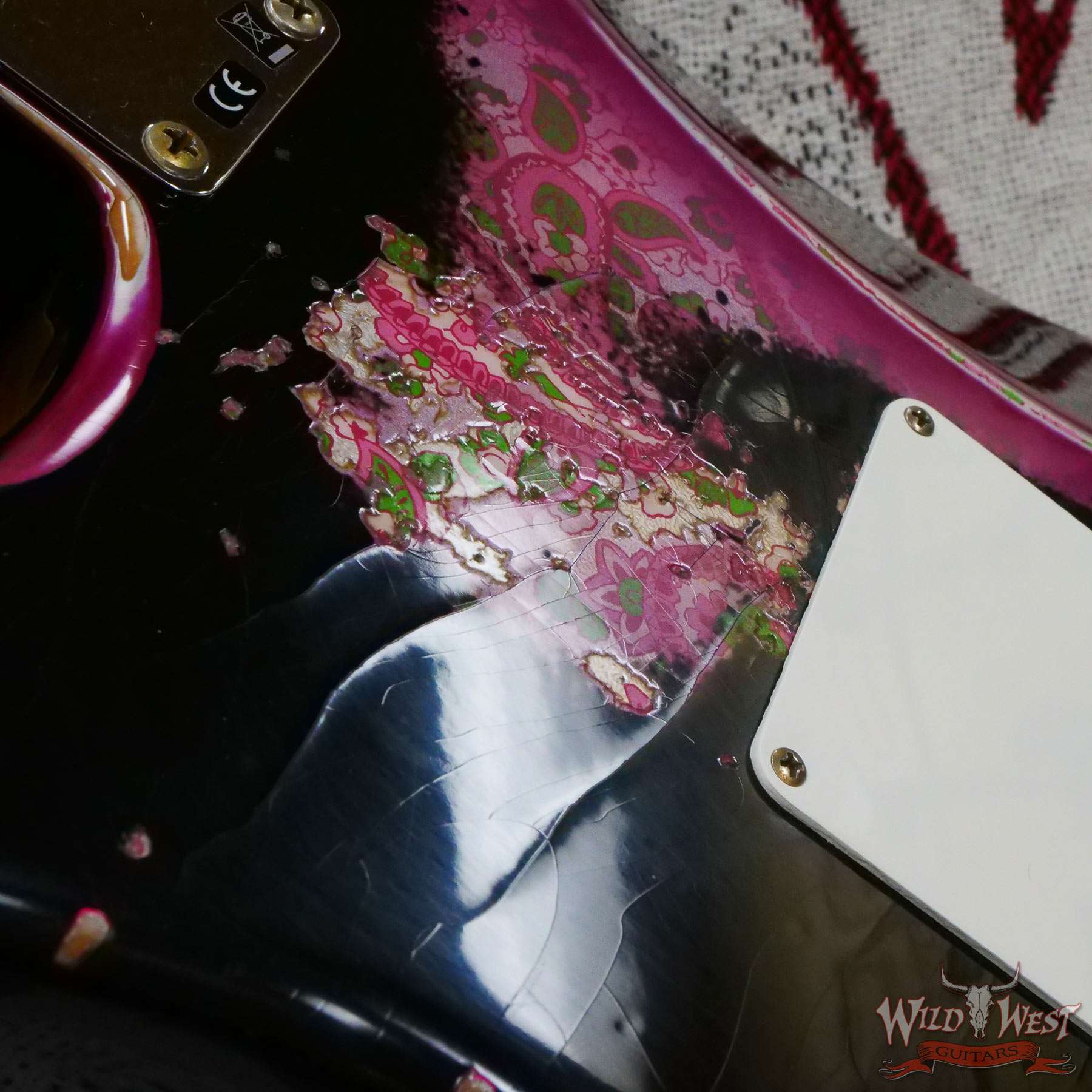 fendercs-blfr-ppsly-r130920-d8__wwg.jpg Fender Custom Shop Wild West Black Lightning Stratocaster HSS Floyd Rose Maple Board 22 Frets Heavy Relic Pink Paisley - Image 13