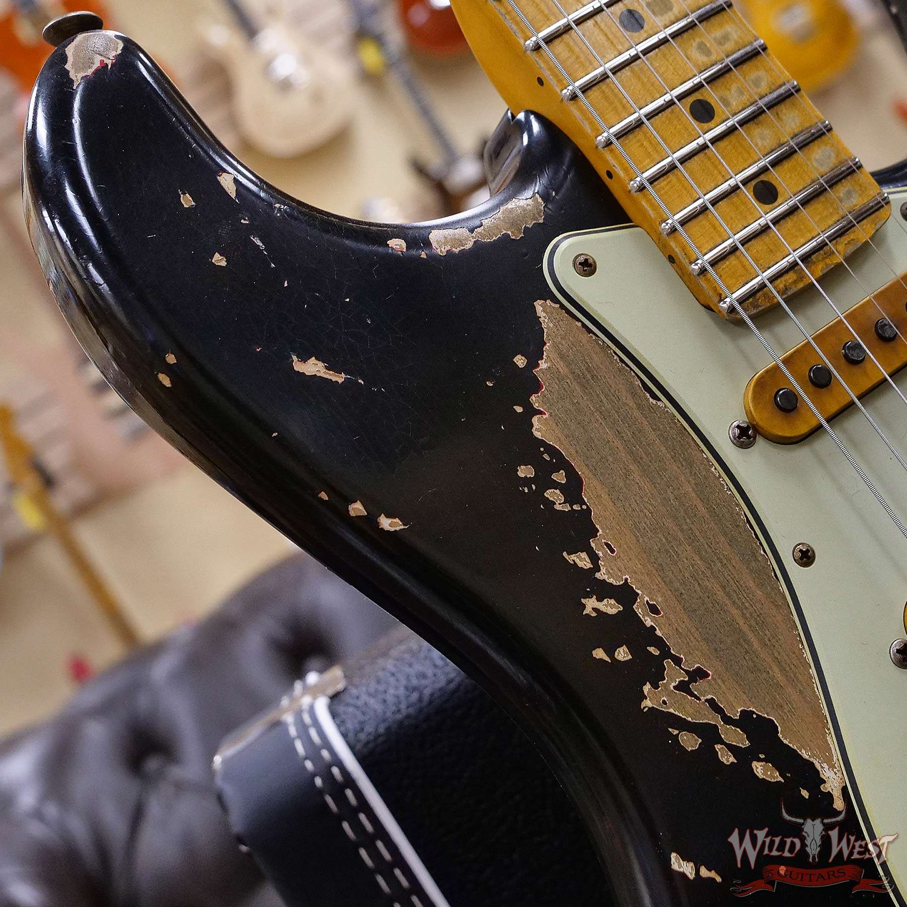 fendercs-blfr-r111001-d4__wwg.jpg Fender Custom Shop Wild West Black Lightning Stratocaster Floyd Rose Heavy Relic Maple Board 22 Frets Candy Apple Red - Image 9