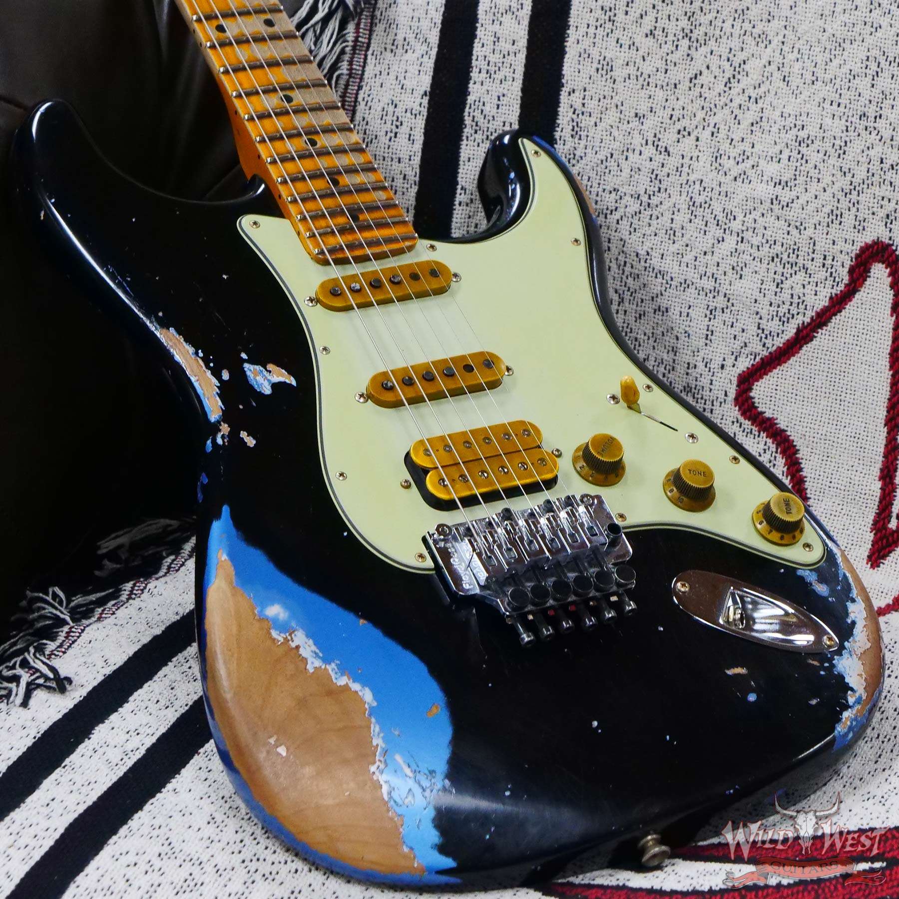 fendercs-blfr-r129666-d3__wwg.jpg Fender Custom Shop Wild West Black Lightning Stratocaster HSS Floyd Rose Maple Board 22 Frets Heavy Relic Lake Placid Blue - Image 8