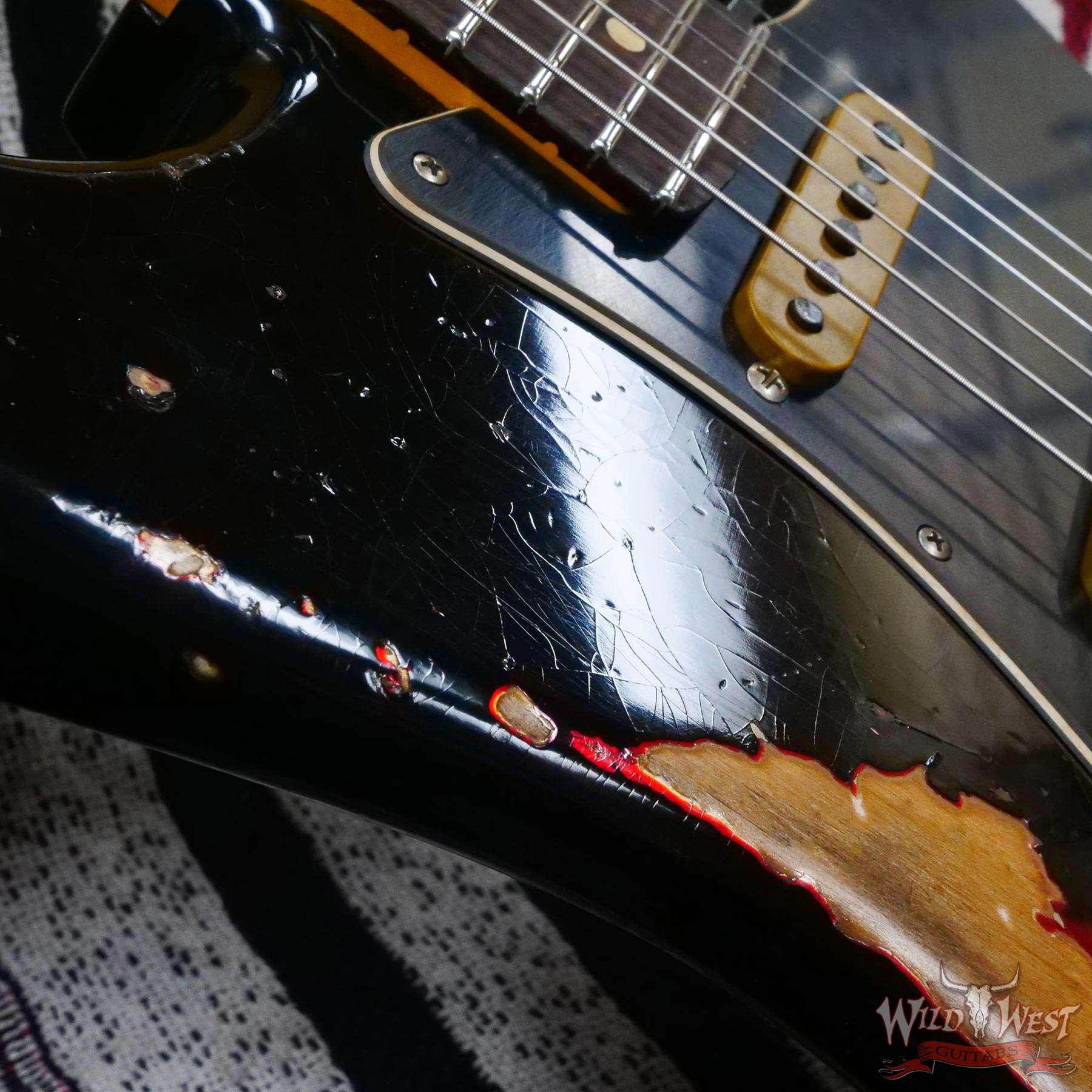 fendercs-blfr-r130945-d4__wwg.jpg Fender Custom Shop Wild West Black Lightning Stratocaster HSS Floyd Rose Rosewood Board Black Pickguard Heavy Relic Candy Apple Red - Image 9