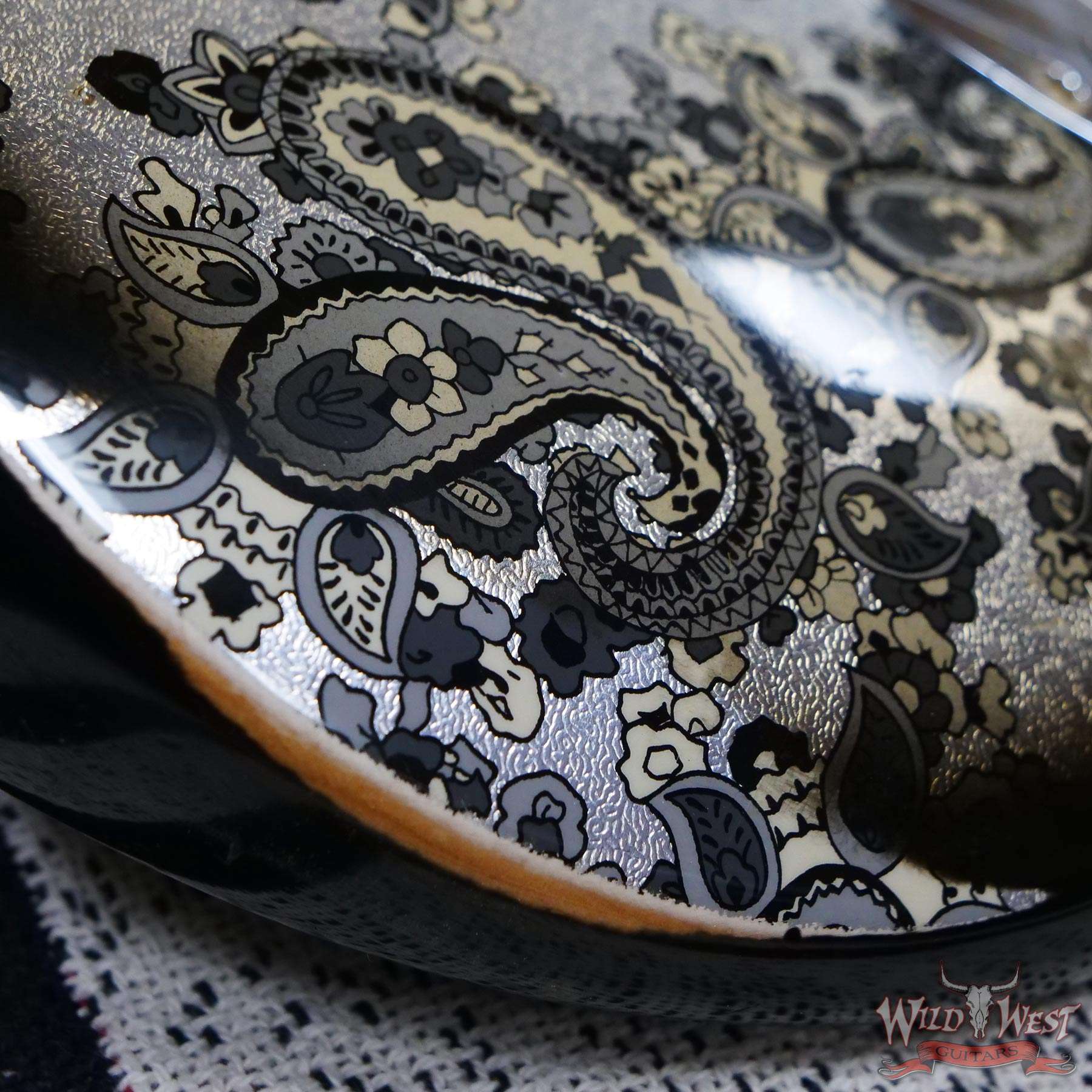 fendercs-customjazzmaster-cz560591-d4__wwg.jpg Fender Custom Shop Limited Edition Custom Jazzmaster Maple Fingerboard Relic Aged Black Paisley - Image 9
