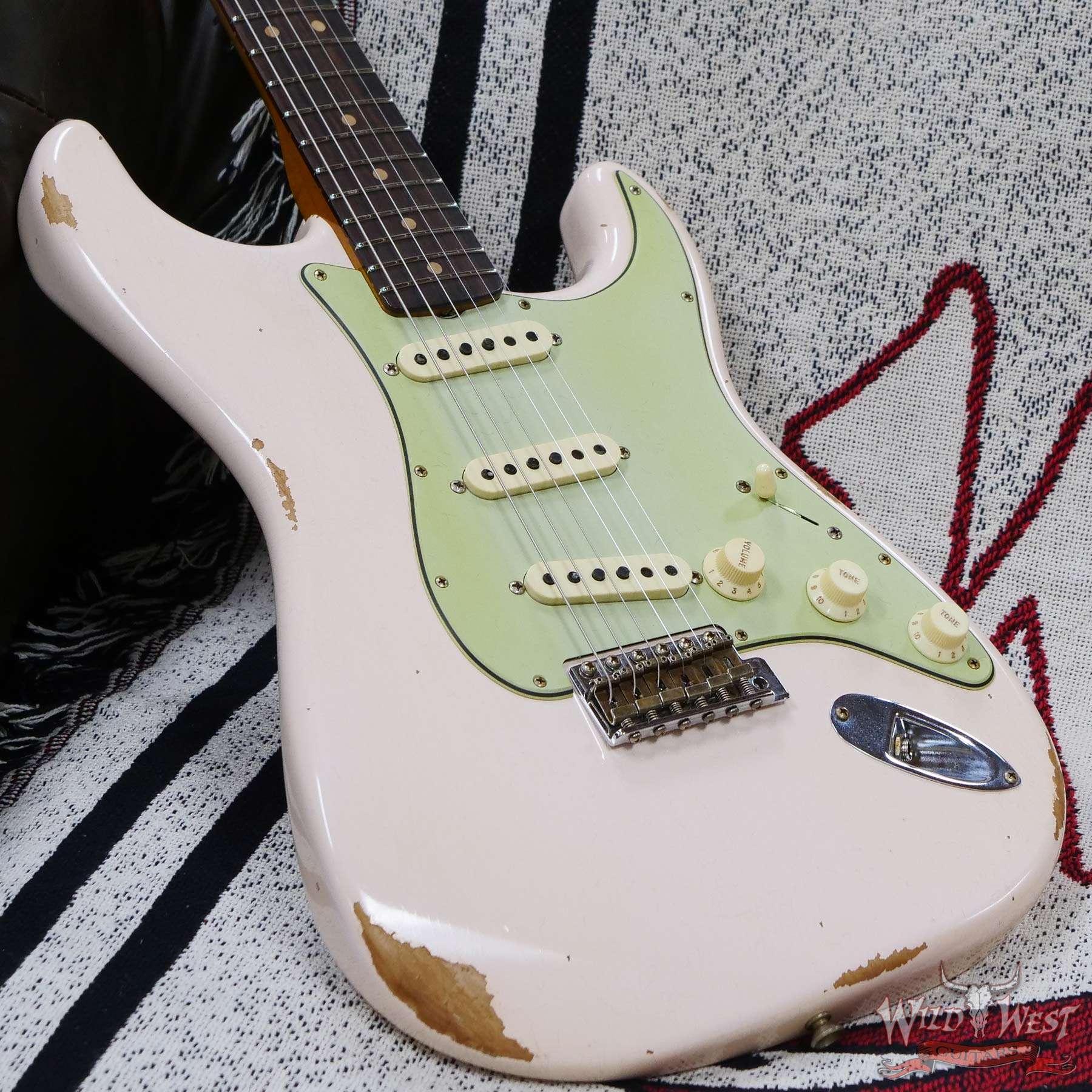 fendercs-cz566799-d3__wwg.jpg Fender Custom Shop Limited Edition 1963 63’ Stratocaster Roasted Quartersawn Maple Neck Relic Super Faded Aged Shell Pink - Image 8