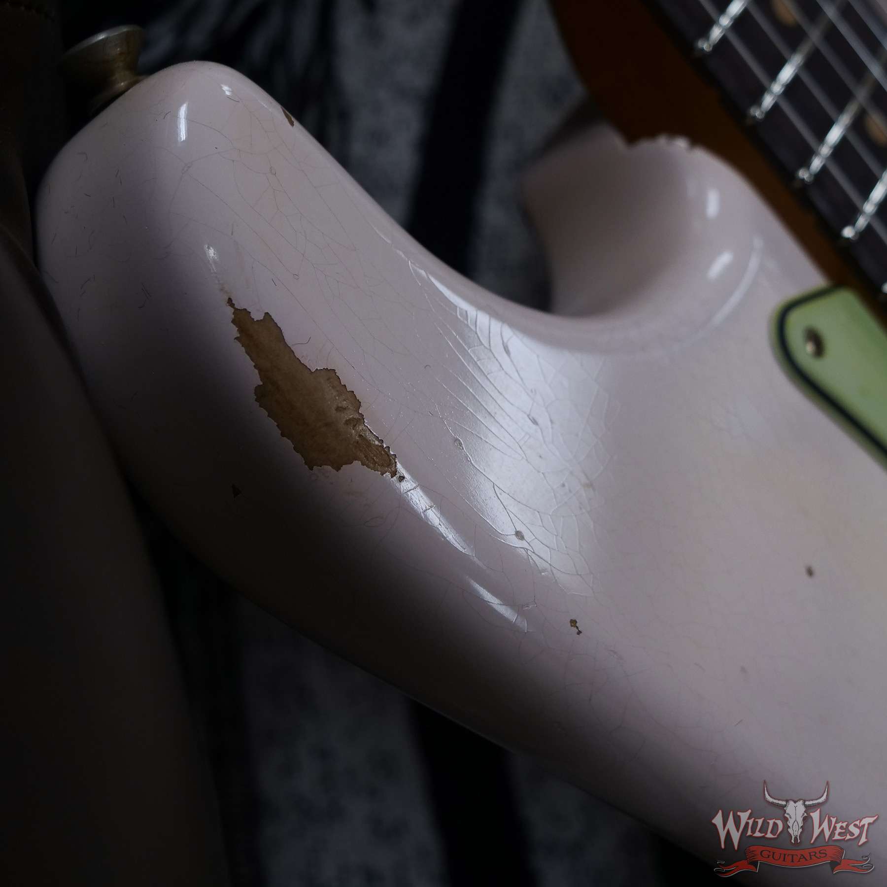 fendercs-cz566799-d4__wwg.jpg Fender Custom Shop Limited Edition 1963 63’ Stratocaster Roasted Quartersawn Maple Neck Relic Super Faded Aged Shell Pink - Image 9