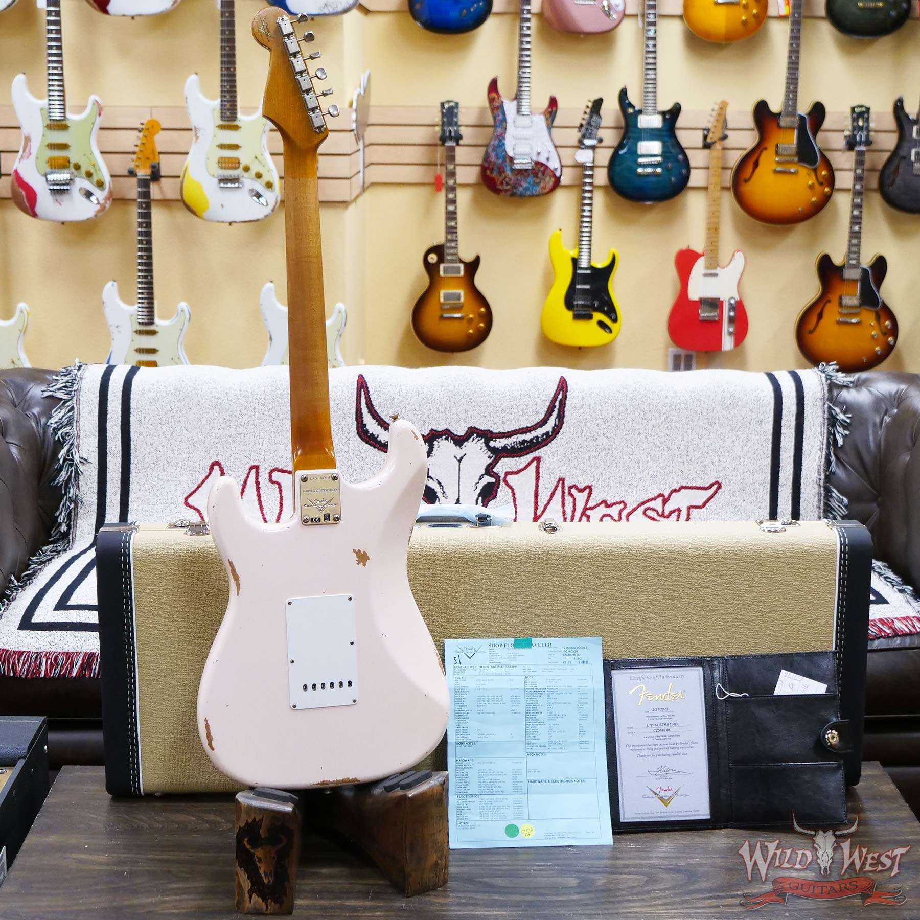 fendercs-cz566799-d5__wwg.jpg Fender Custom Shop Limited Edition 1963 63’ Stratocaster Roasted Quartersawn Maple Neck Relic Super Faded Aged Shell Pink - Image 10