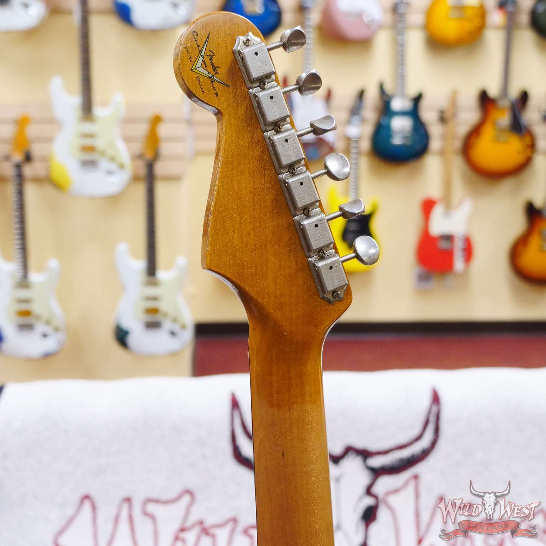 fendercs-cz566799-d6__wwg.jpg Fender Custom Shop Limited Edition 1963 63’ Stratocaster Roasted Quartersawn Maple Neck Relic Super Faded Aged Shell Pink - Image 11