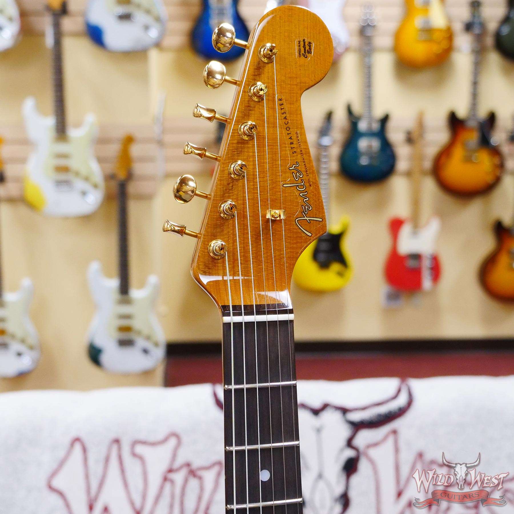 fendercs-korinastrat-cz563104-d2__wwg.jpg Fender Custom Shop Artisan Series Korina Stratocaster Semi-hollow Roasted Quartersawn Maple Neck Chocolate 3-Color Sunburst - Image 7