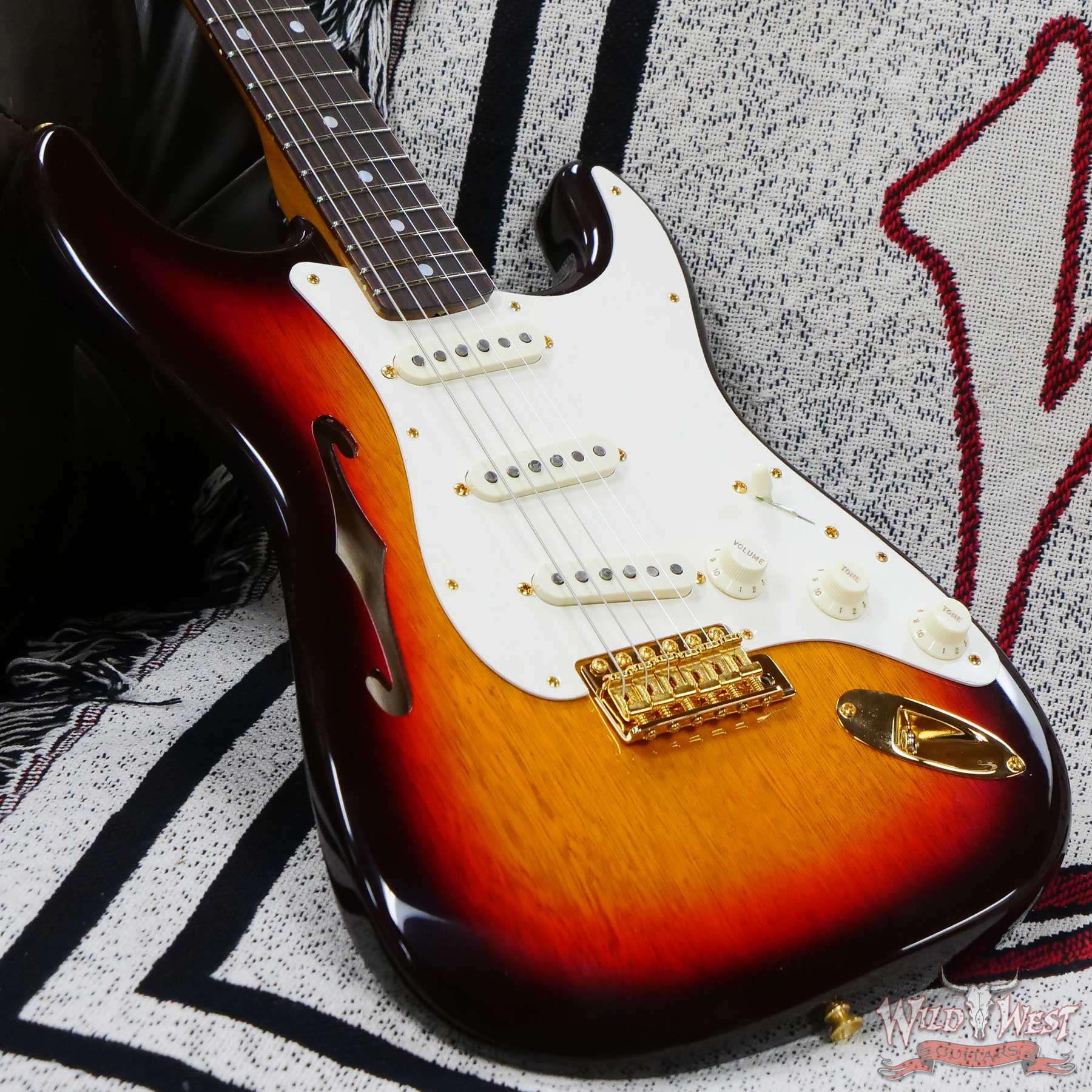 fendercs-korinastrat-cz563104-d3__wwg.jpg Fender Custom Shop Artisan Series Korina Stratocaster Semi-hollow Roasted Quartersawn Maple Neck Chocolate 3-Color Sunburst - Image 8