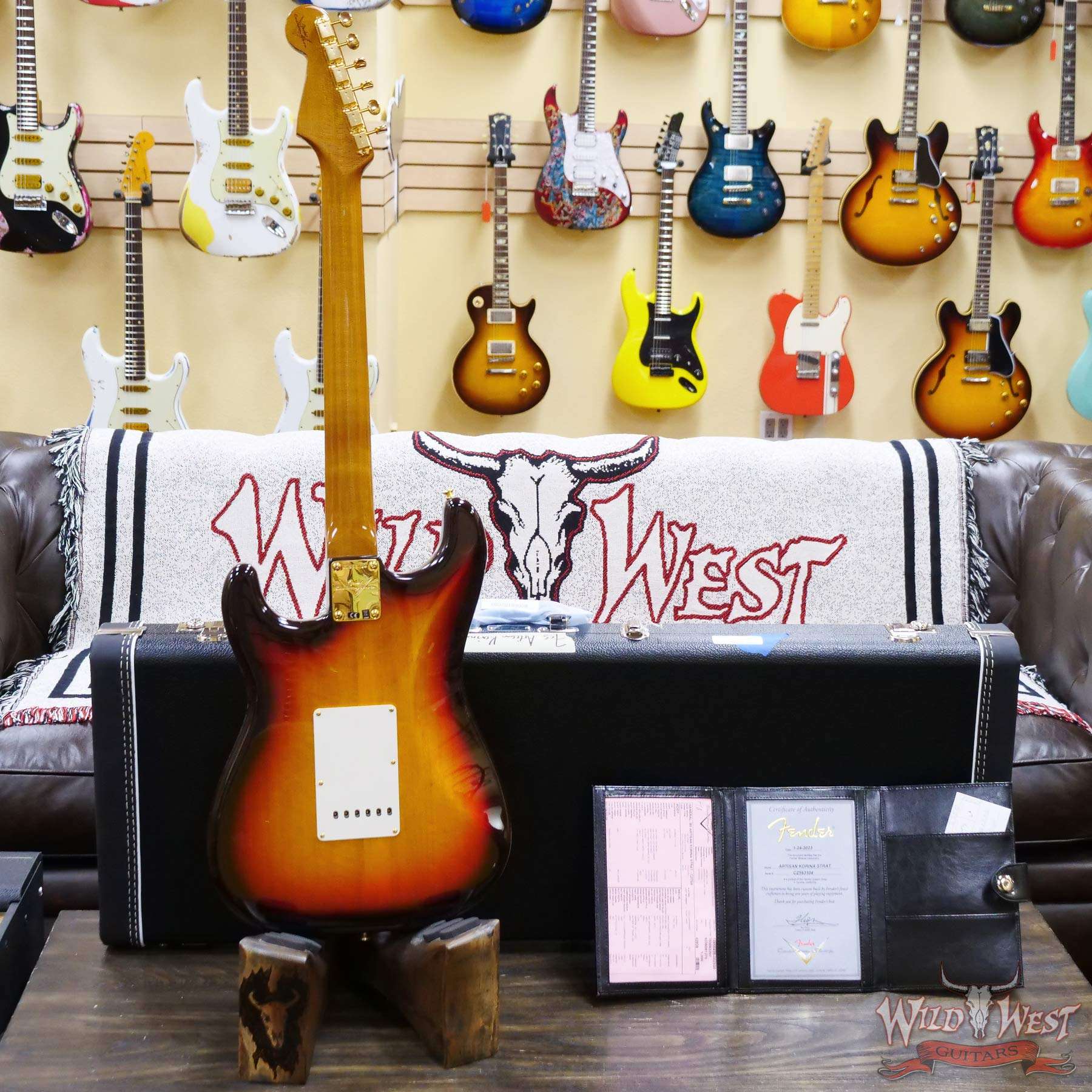 fendercs-korinastrat-cz563104-d4__wwg.jpg Fender Custom Shop Artisan Series Korina Stratocaster Semi-hollow Roasted Quartersawn Maple Neck Chocolate 3-Color Sunburst - Image 9