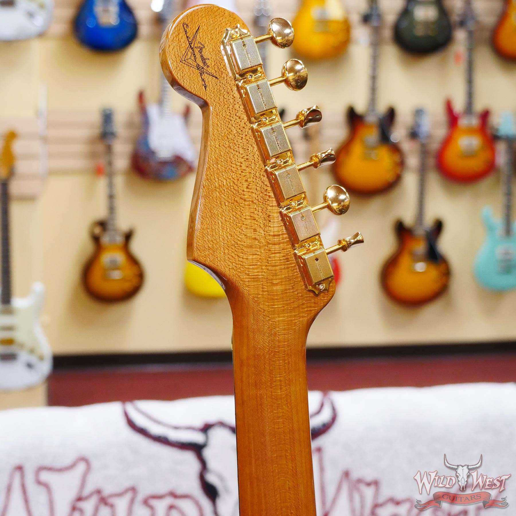 fendercs-korinastrat-cz563104-d5__wwg.jpg Fender Custom Shop Artisan Series Korina Stratocaster Semi-hollow Roasted Quartersawn Maple Neck Chocolate 3-Color Sunburst - Image 10