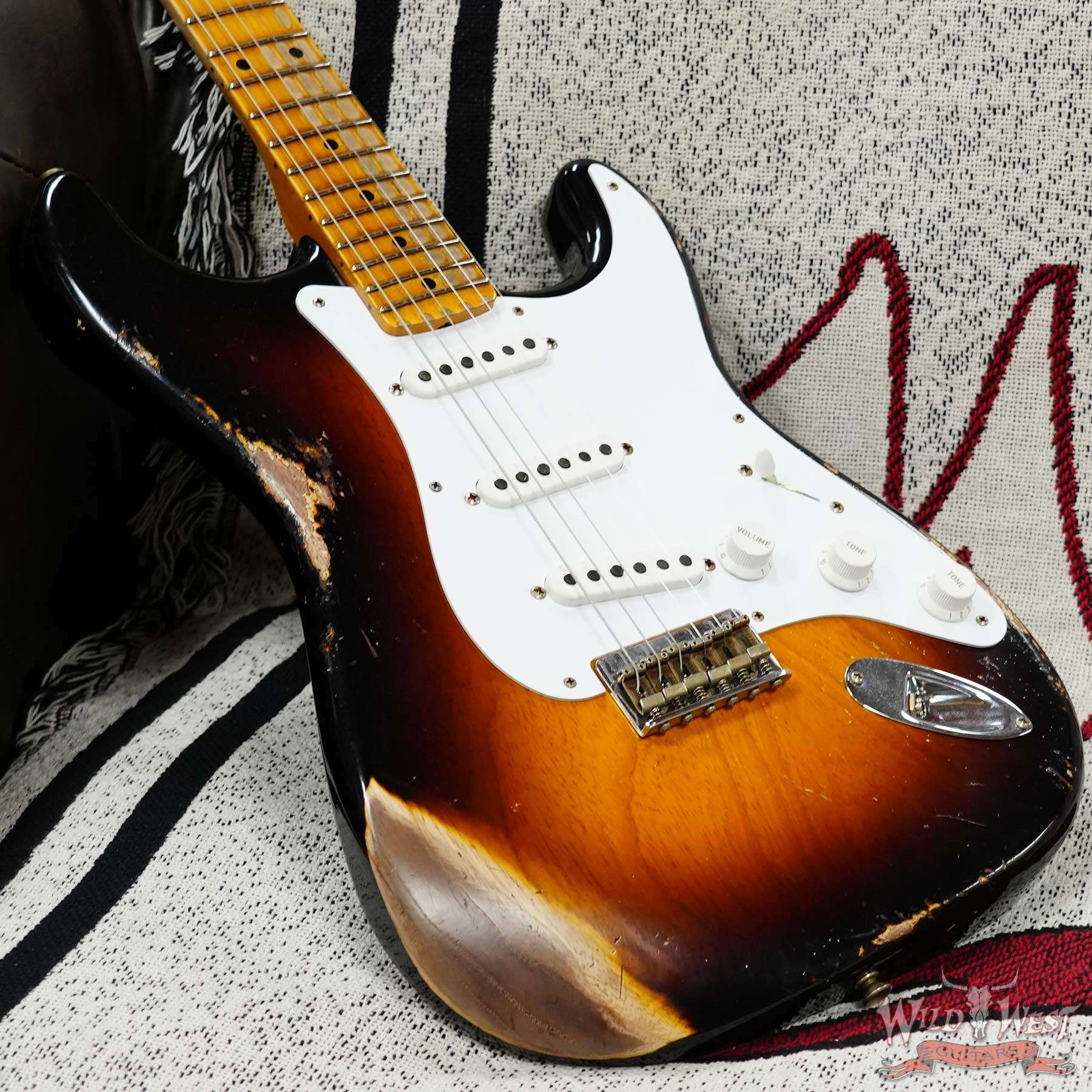 fendercs-lxx0072-d3__wwg.jpg Fender Custom Shop Limited Edition 70th Anniversary 1954 Stratocaster Hardtail Heavy Relic Wide Fade 2 Tone Sunburst 6.90 LBS - Image 8