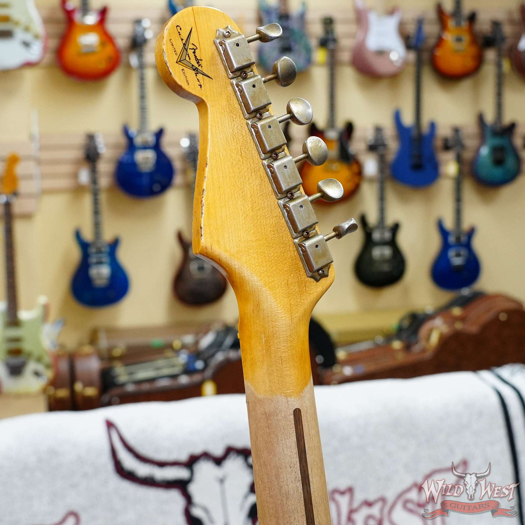 fendercs-lxx0072-d6__wwg.jpg Fender Custom Shop Limited Edition 70th Anniversary 1954 Stratocaster Hardtail Heavy Relic Wide Fade 2 Tone Sunburst 6.90 LBS - Image 11