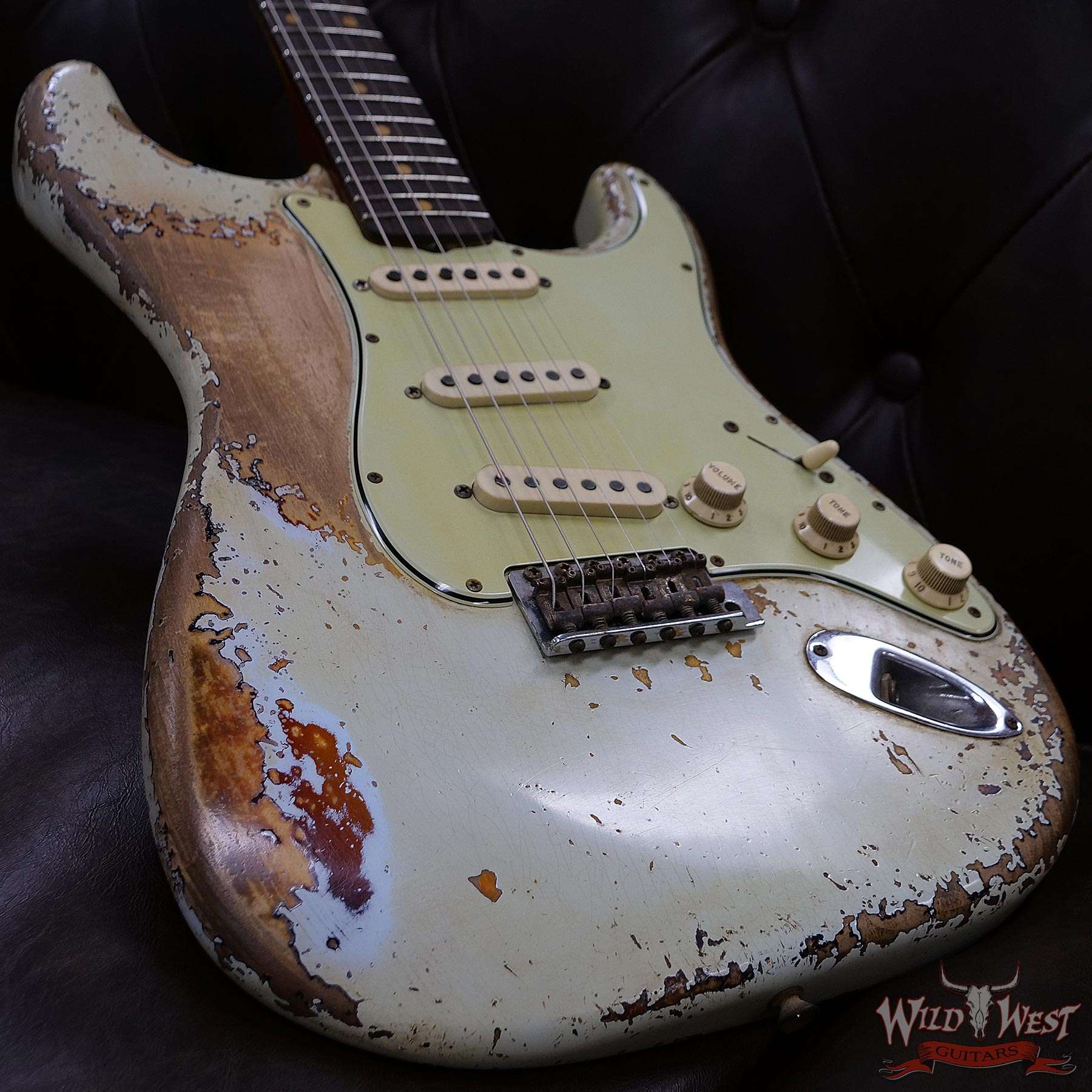 fendercs-mbvvt-1961strathr-r103572-d5__wwg.jpg Fender Custom Shop Vincent Van Trigt Masterbuilt 1961 Stratocaster Heavy Relic Sonic Blue over 3 Tone Sunburst Hand-Wound Pickups - Image 9