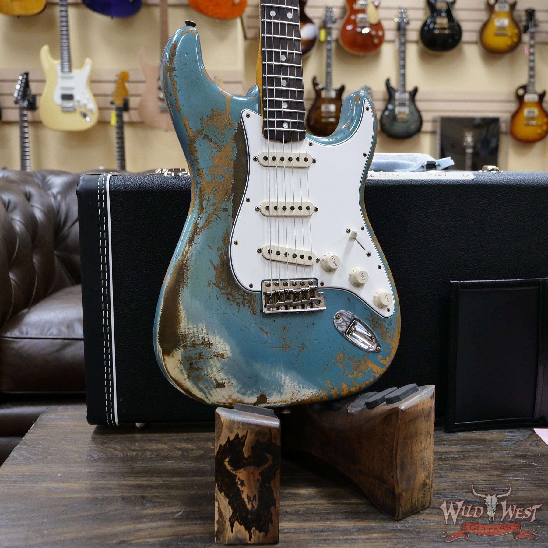fendercs-r111581-d2__wwg.jpg Fender Custom Shop 1969 Stratocaster Super Heavy Relic Reverse Matching Headstock Blue Agave - Image 8