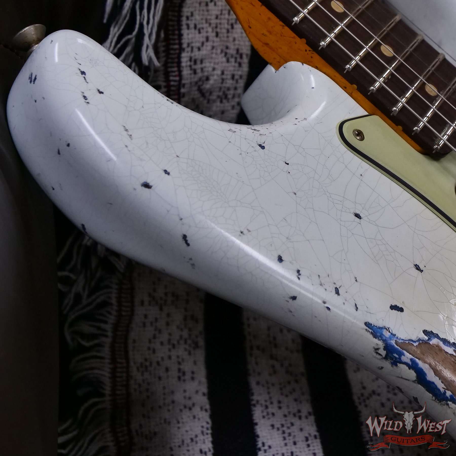 fendercs-r117867-d4__wwg.jpg Fender Custom Shop Wild West White Lightning Stratocaster HSS Floyd Rose Rosewood Fingerboard 22 Frets Heavy Relic Lake Placid Blue 7.70 LBS - Image 9