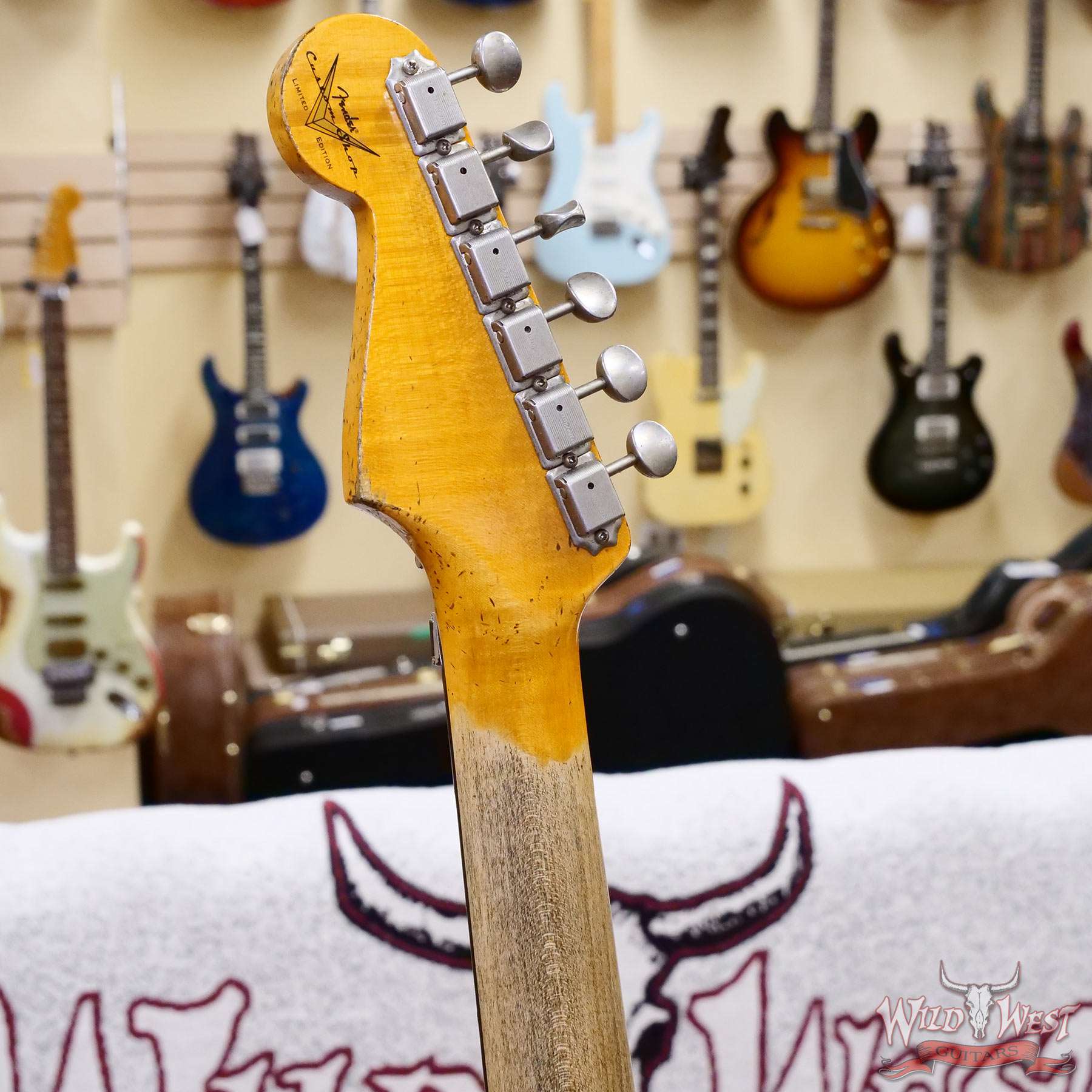 fendercs-r117867-d6__wwg.jpg Fender Custom Shop Wild West White Lightning Stratocaster HSS Floyd Rose Rosewood Fingerboard 22 Frets Heavy Relic Lake Placid Blue 7.70 LBS - Image 11