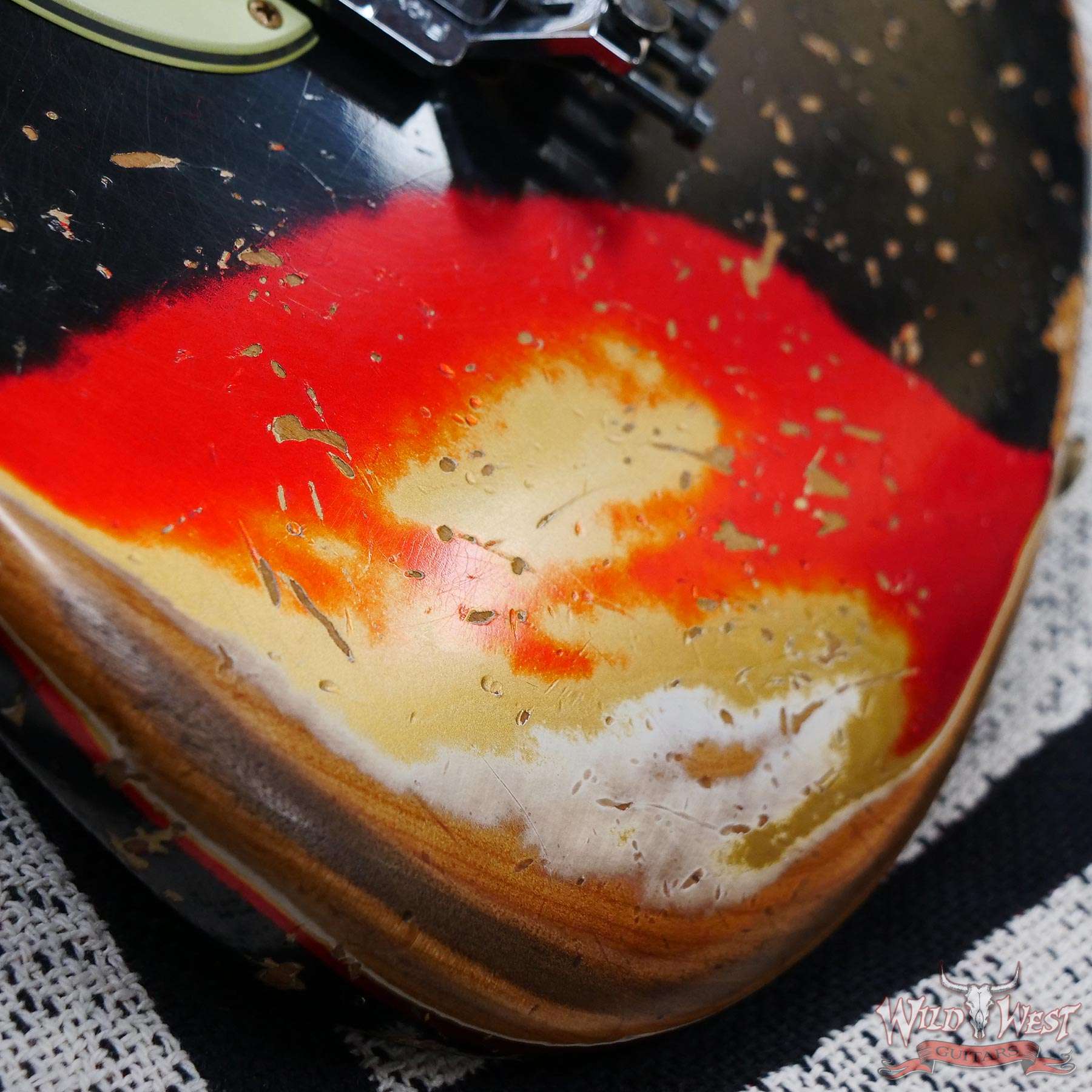 fendercs-r125167-d4__wwg.jpg Fender Custom Shop Wild West Black Lightning Stratocaster HSS Floyd Rose Maple Board 22 Frets Heavy Relic Candy Tangerine - Image 9