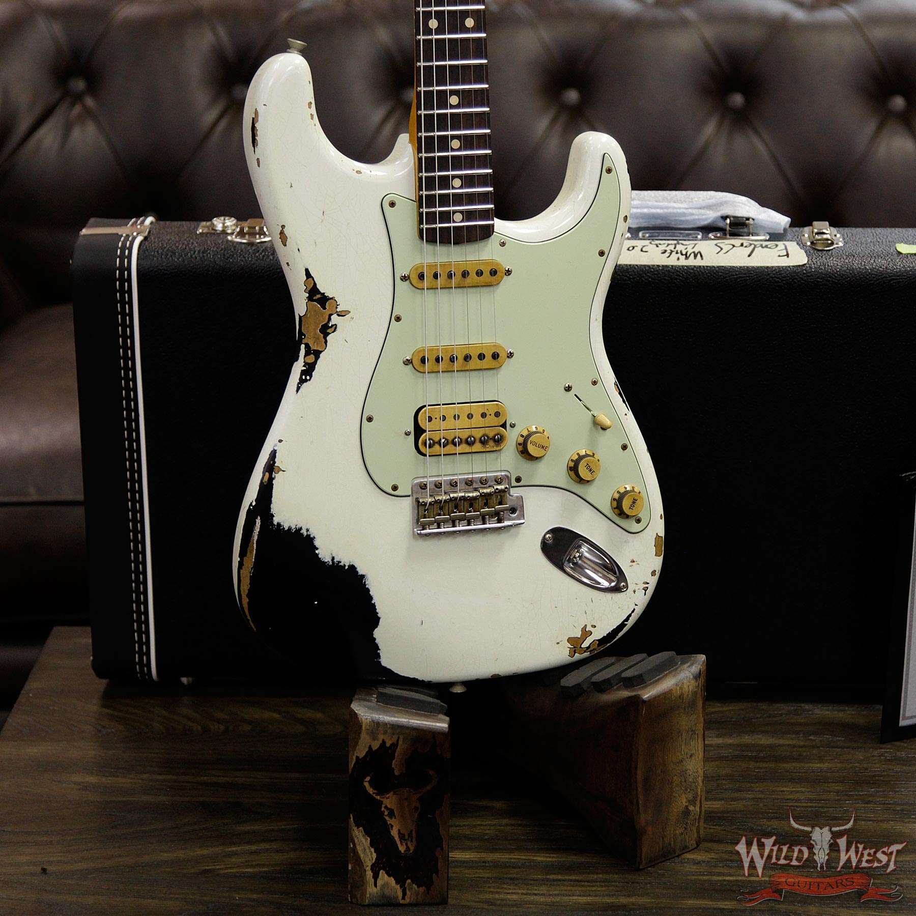 fendercs-whitelightning2-owt-blk-r90015-d2__wwg.jpg Fender Custom Shop White Lightning 2.0 Stratocaster Heavy Relic HSS 21 Frets OWT over Aged Black - Image 13