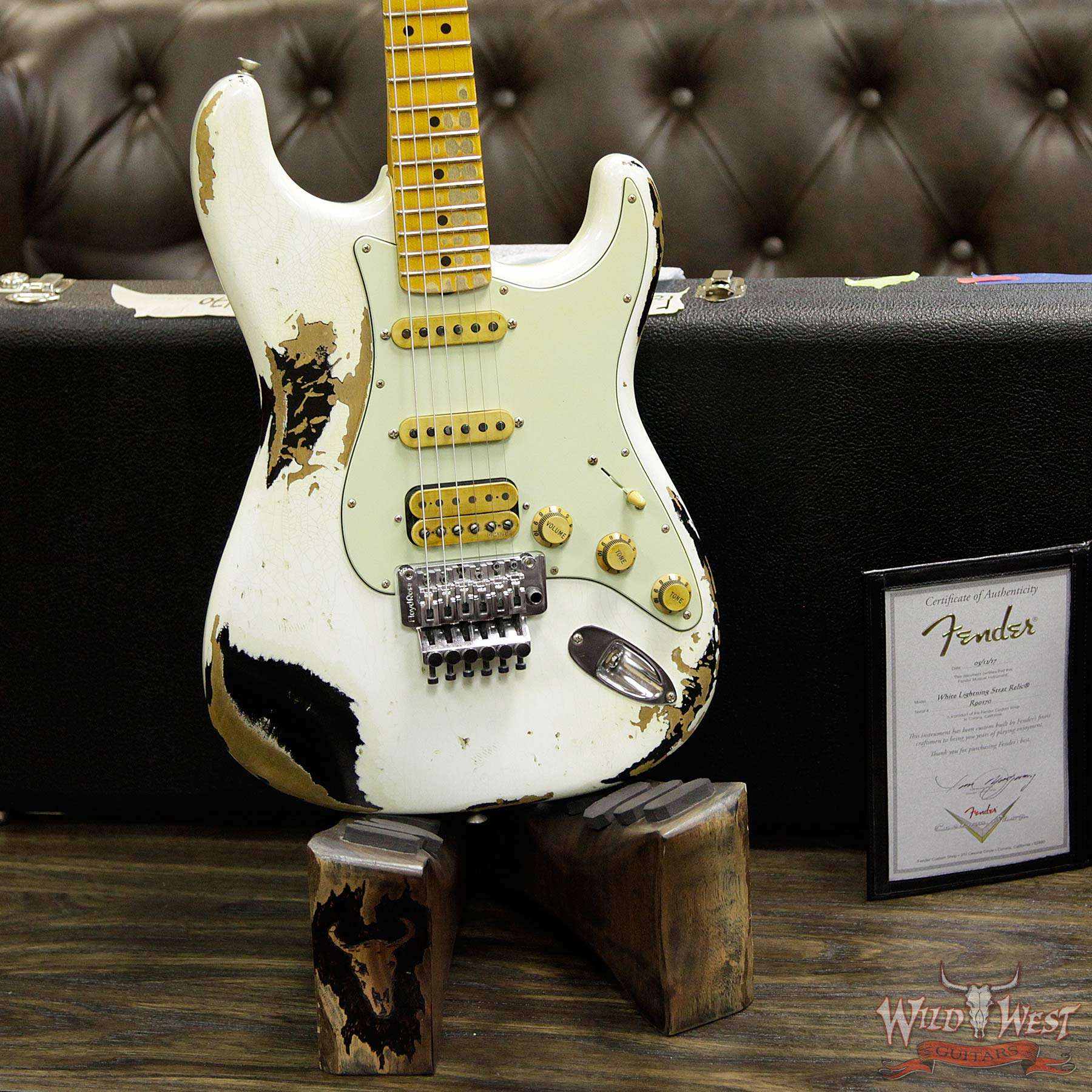 fendercs-whitelightningfr21-mn-strat-owt-blk-r90170-d2__wwg.jpg Fender Custom Shop White Lightning Floyd Rose 21 HSS Stratocaster Heavy Relic Olympic White / Black - Image 13